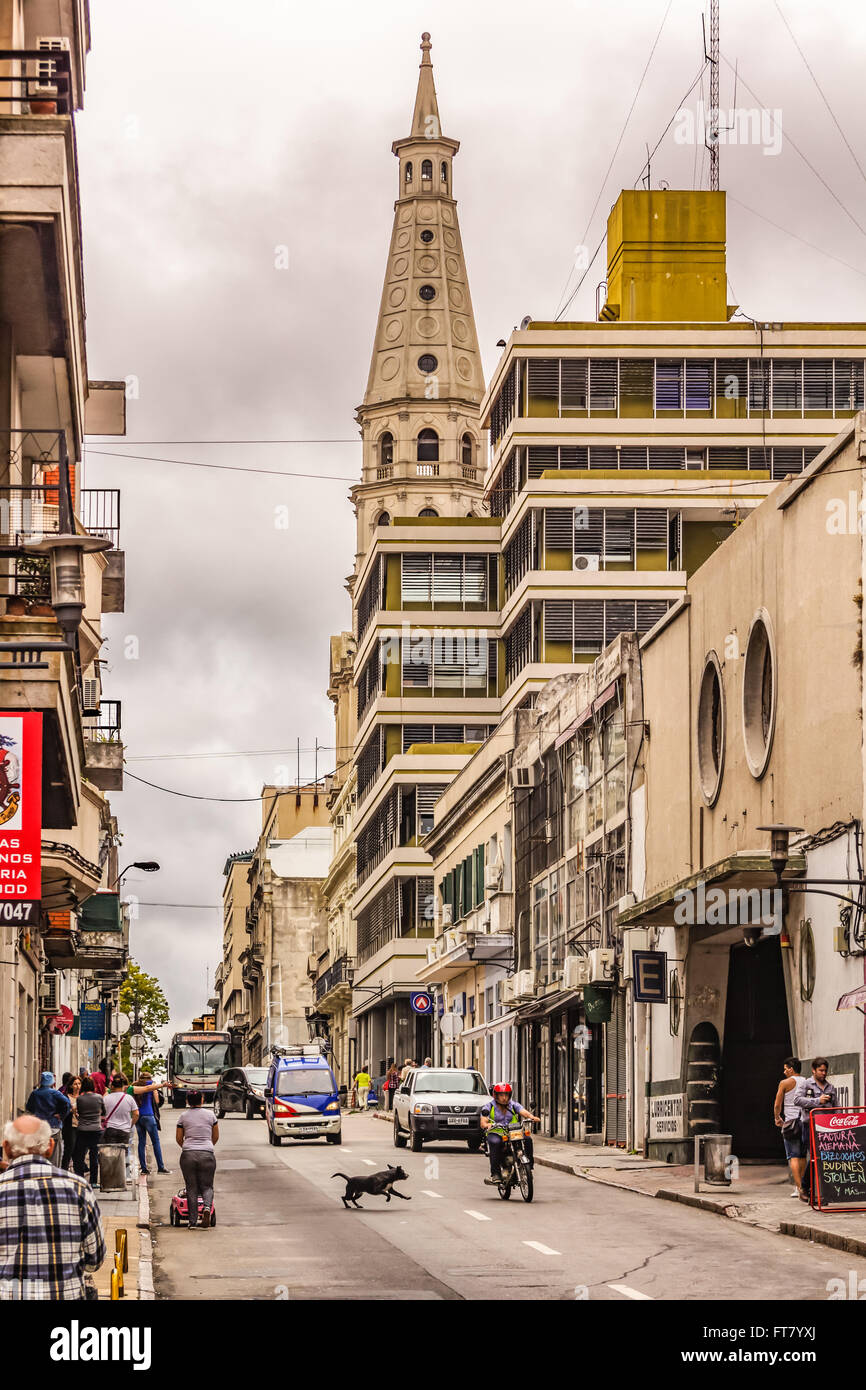 STREETSCENE EN MONTIVIDEO, URUGUAY - CIRCA de diciembre de 2015. Foto de stock