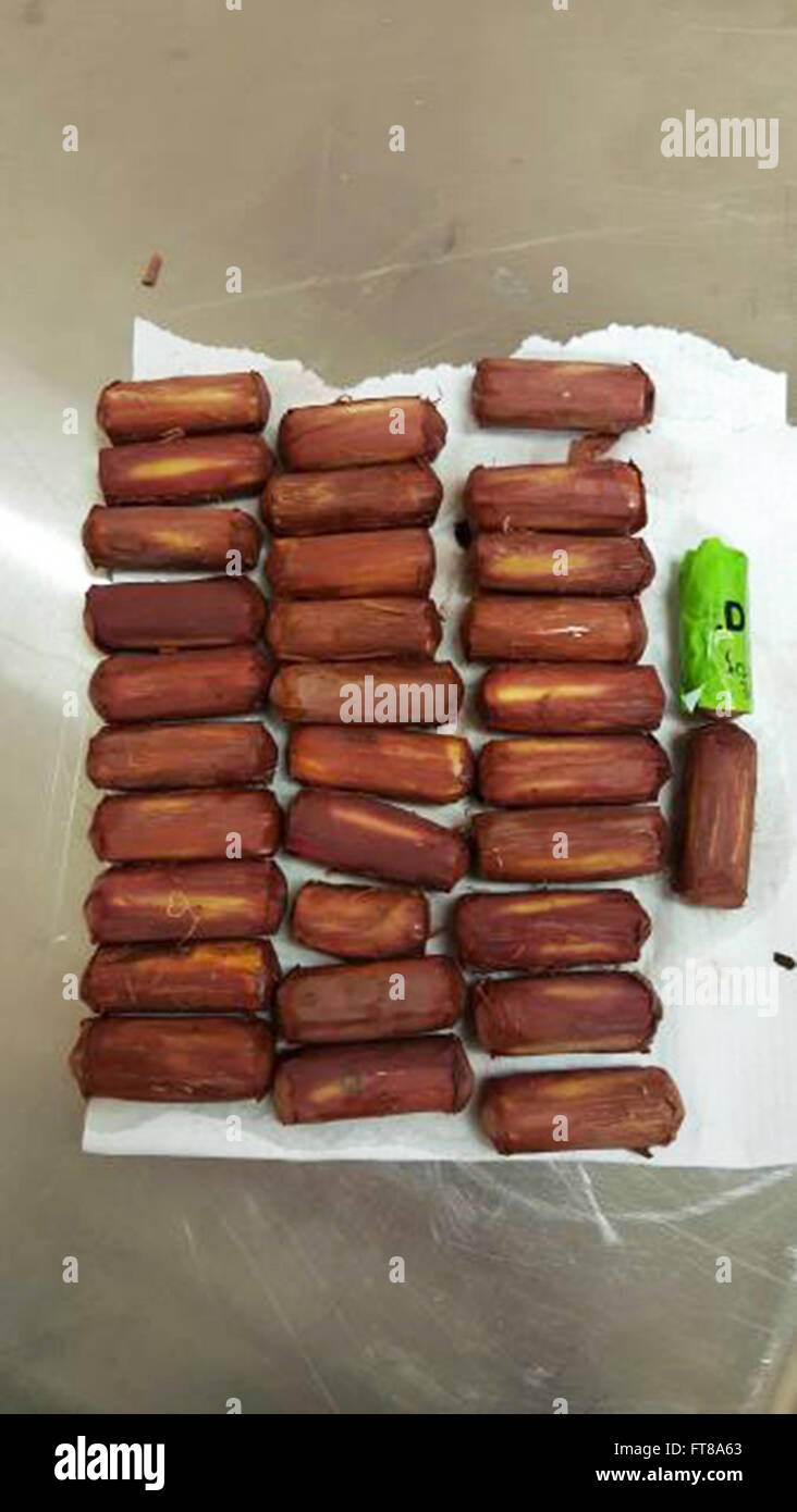 JAMAICA, N.Y. - U. S. de oficiales de Aduanas y Protección de Fronteras en el Aeropuerto Internacional John F. Kennedy apoderarse de pellets de heroína en botellas de Mamajuana. En total, 32 bolitas que contenía heroína fueron extraídos de la botella de 'mamajuana' con un peso aproximado de 1 libras y un valor estimado en la calle de 27.000 dólares. Foto por: Aduanas y Protección de Fronteras de EE.UU. Foto de stock
