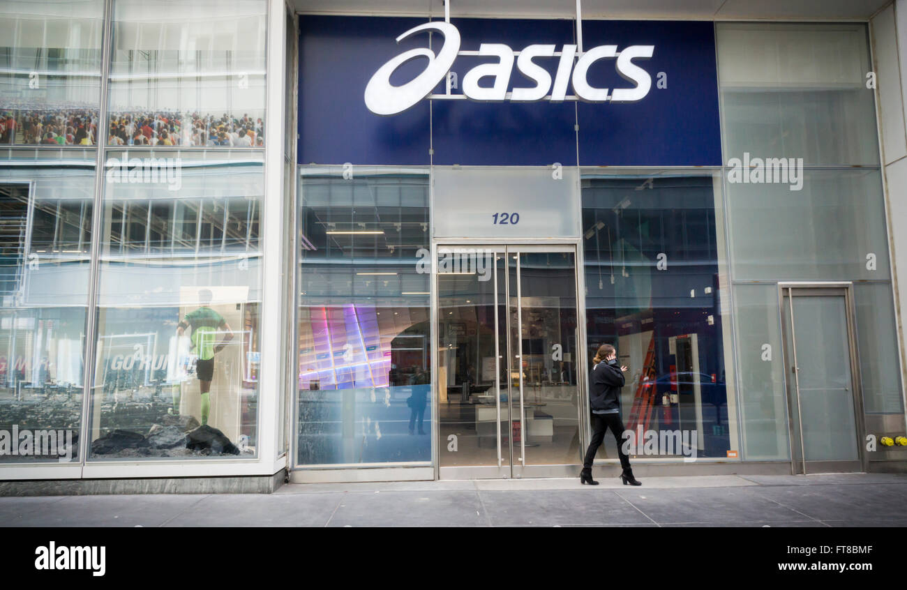 La ahora cerrada y vacía Asics tienda insignia en Nueva York el jueves, 24  de marzo de 2016. Grupo Financiero de Windsor que previamente había operado  13 Asics tienda incluida esta servido
