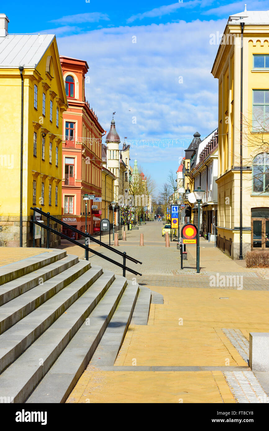 Kristianstad, Suecia - 20 de marzo de 2016: Empty calle peatonal de la ciudad. Es domingo y las tiendas están cerradas. Bien soleado da Foto de stock
