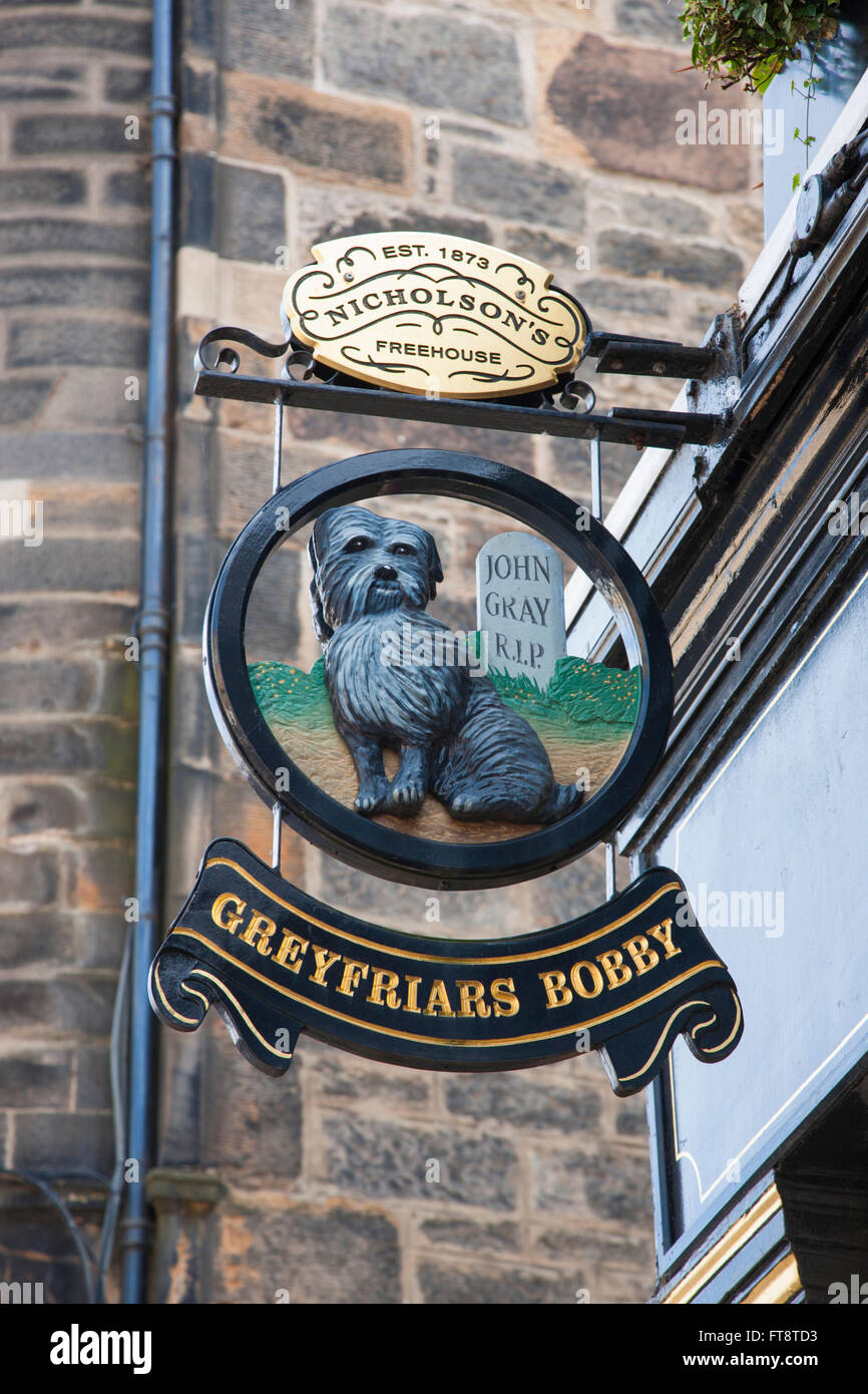 Edimburgo, ciudad de Edimburgo, Escocia. Firmar fuera el Greyfriars Bobby public house en Candlemaker Row. Foto de stock