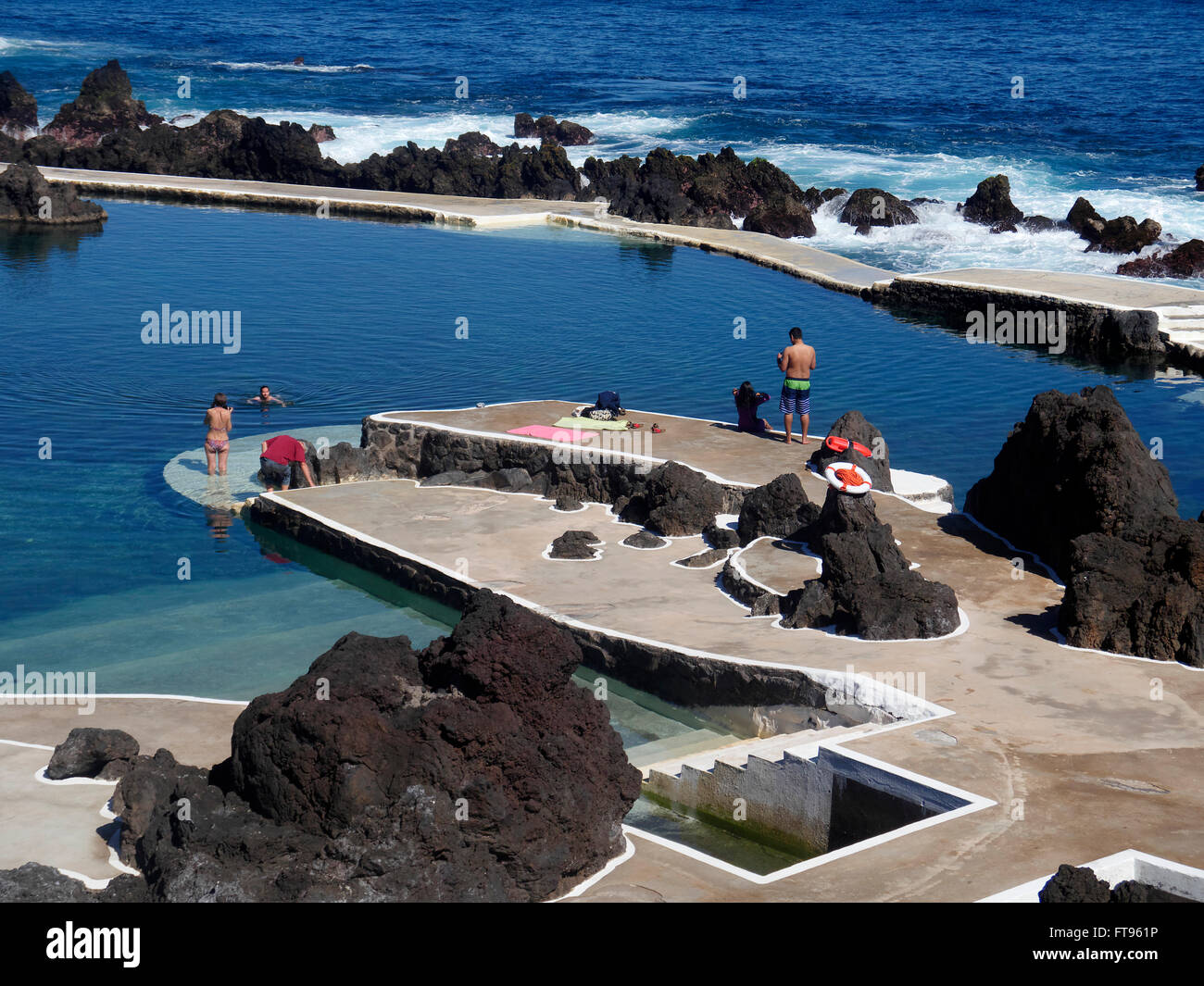Porto Moniz, piscinas naturales de origen volcánico en la playa entre las rocas, Madeira, marzo de 2016 Foto de stock