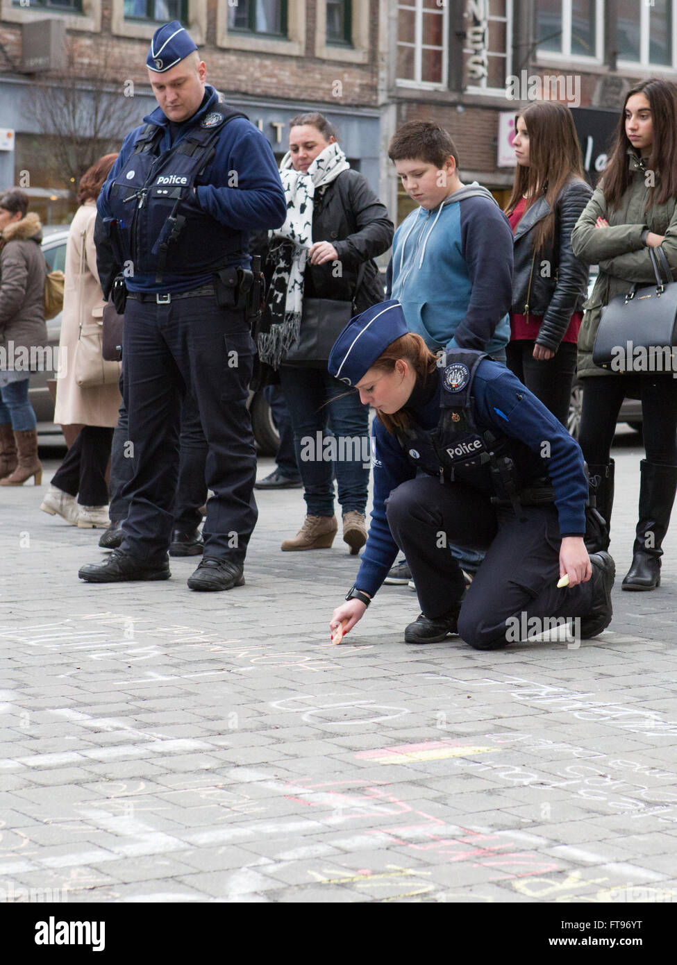 Namur, Bélgica. 25 Mar, 2016. Un oficial de policía dibuja con tiza durante el homenaje a las víctimas de los ataques terroristas del 22 de marzo en Bruselas en Namur, Bélgica. Crédito: Frédéric de Laminne/Alamy Live News Foto de stock