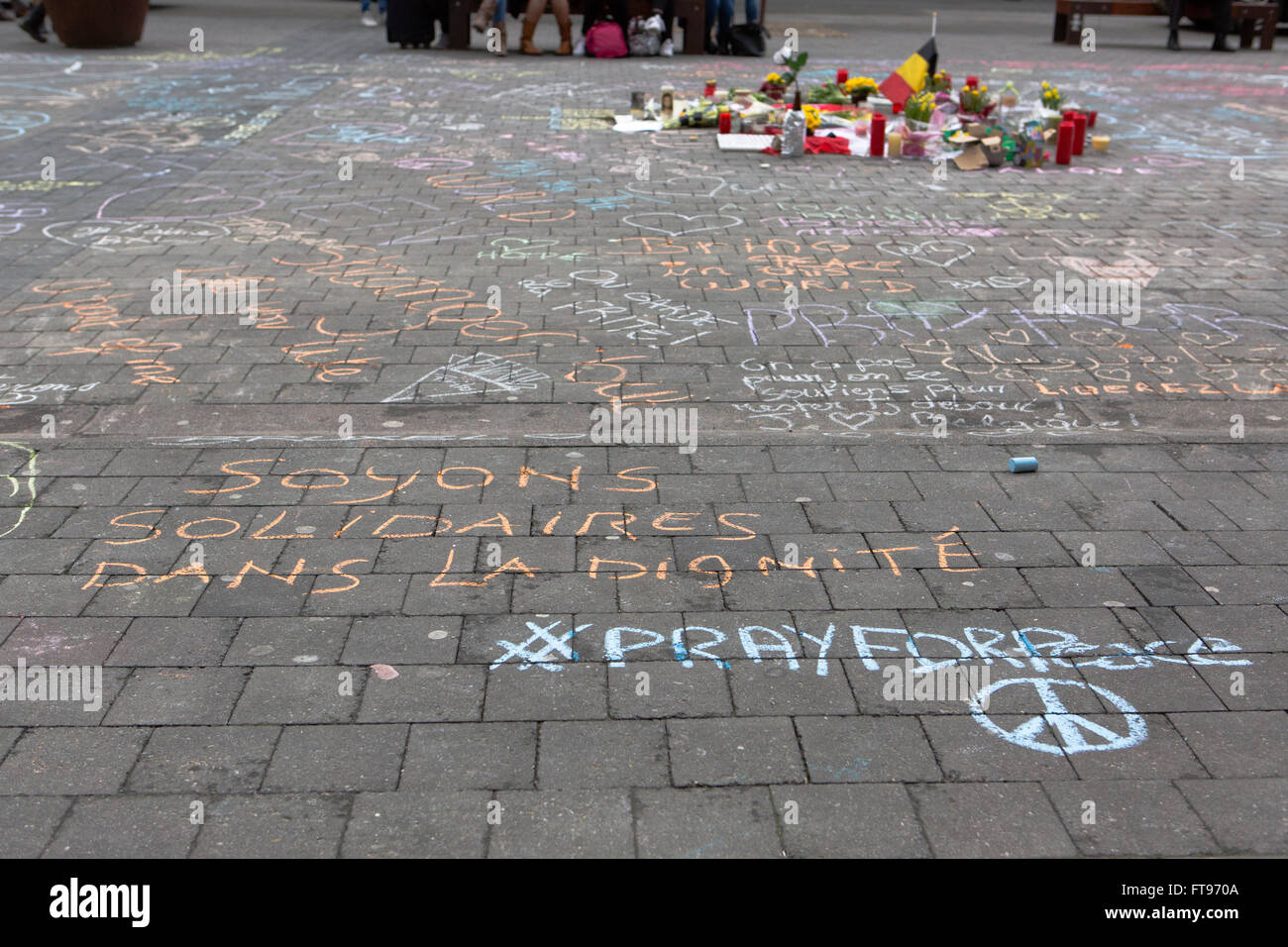 Namur, Bélgica. 25 Mar, 2016. Algunos dibujos con tiza realizados durante el homenaje a las víctimas de los ataques terroristas del 22 de marzo en Bruselas en Namur, Bélgica. Crédito: Frédéric de Laminne/Alamy Live News Foto de stock