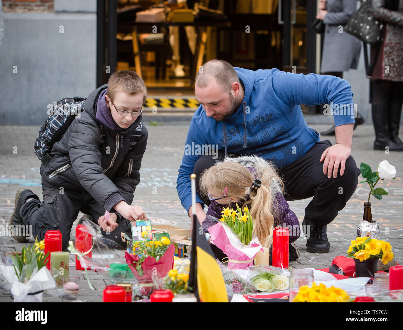 Namur, Bélgica. 25 Mar, 2016. Un chico y una chica joven dejar un mensaje durante el homenaje a las víctimas de los ataques terroristas del 22 de marzo en Bruselas en Namur, Bélgica. Crédito: Frédéric de Laminne/Alamy Live News Foto de stock