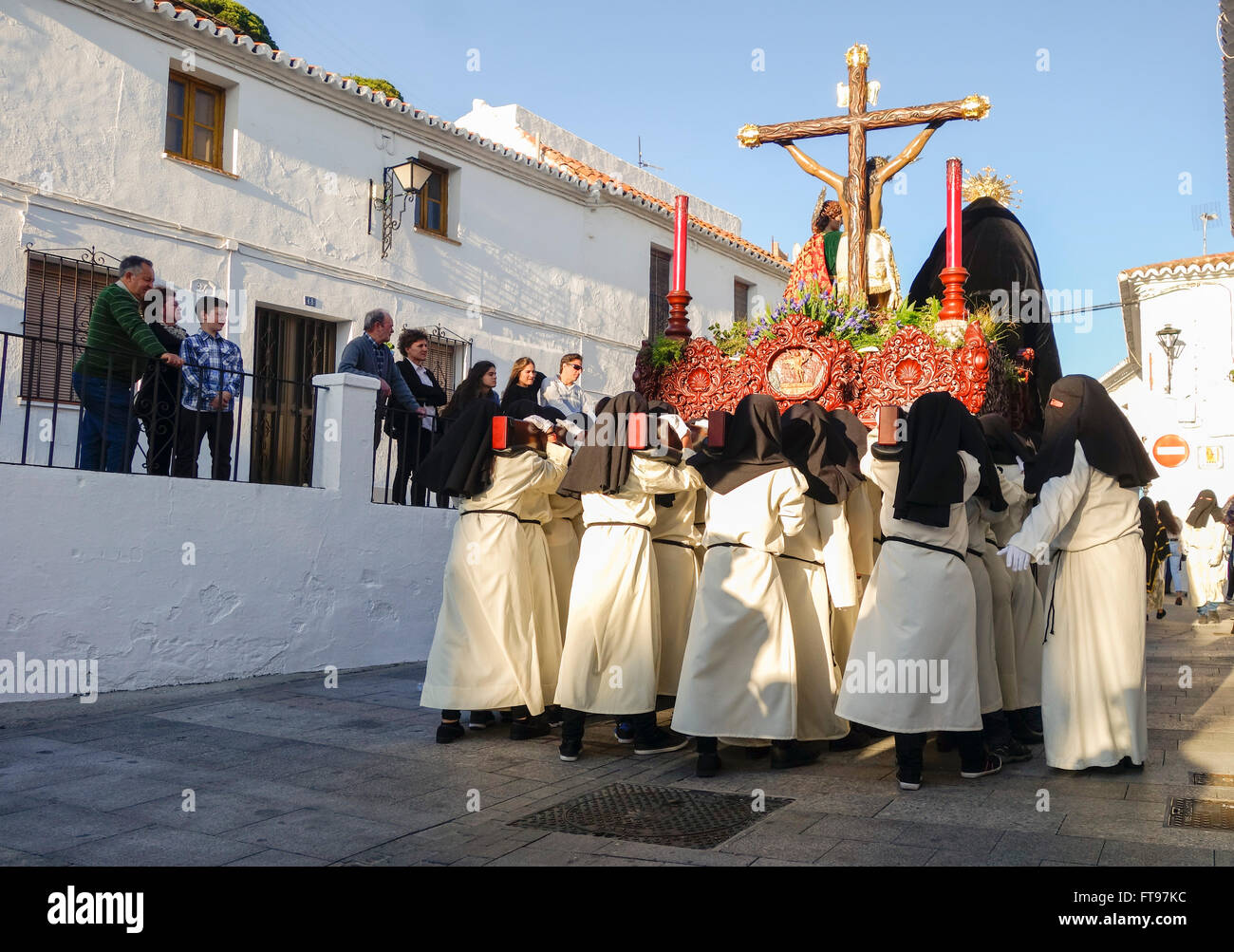 Mijas, Málaga, Andalucía. 25 de marzo de 2016. Los penitentes llevando el flotador. Procesión del Viernes santo en pueblo blanco andaluz de Mijas, provincia de Málaga. Crédito: Perry van Munster/ Alamy Live News Foto de stock