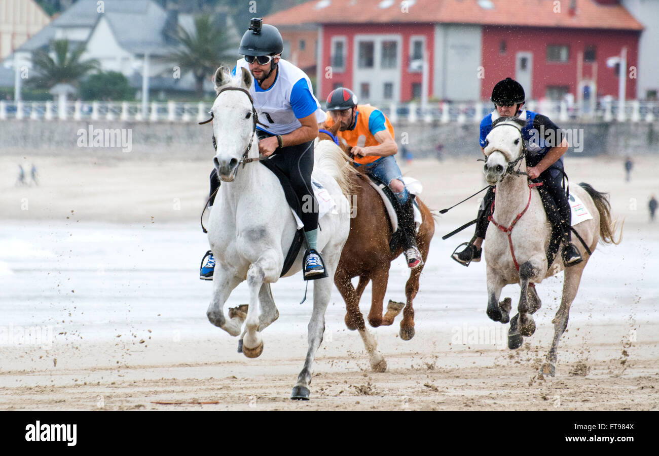 Ribadesella, España. 25 de marzo de 2016. David Bñanco con 'Califa' durante  la segunda carrera de caballos de carrera en Sta. La playa de la Marina el  25 de marzo de 2016