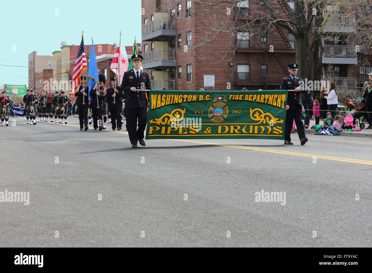 Manifestantes en el Desfile del Día de San Patricio Yonkers New York Foto de stock