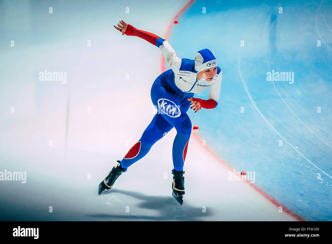 Chelyabinsk, Rusia - Octubre 15, 2015: chica de patinadores de velocidad se ejecuta un giro en el hielo durante la Copa de Rusia en el patinaje de velocidad Foto de stock