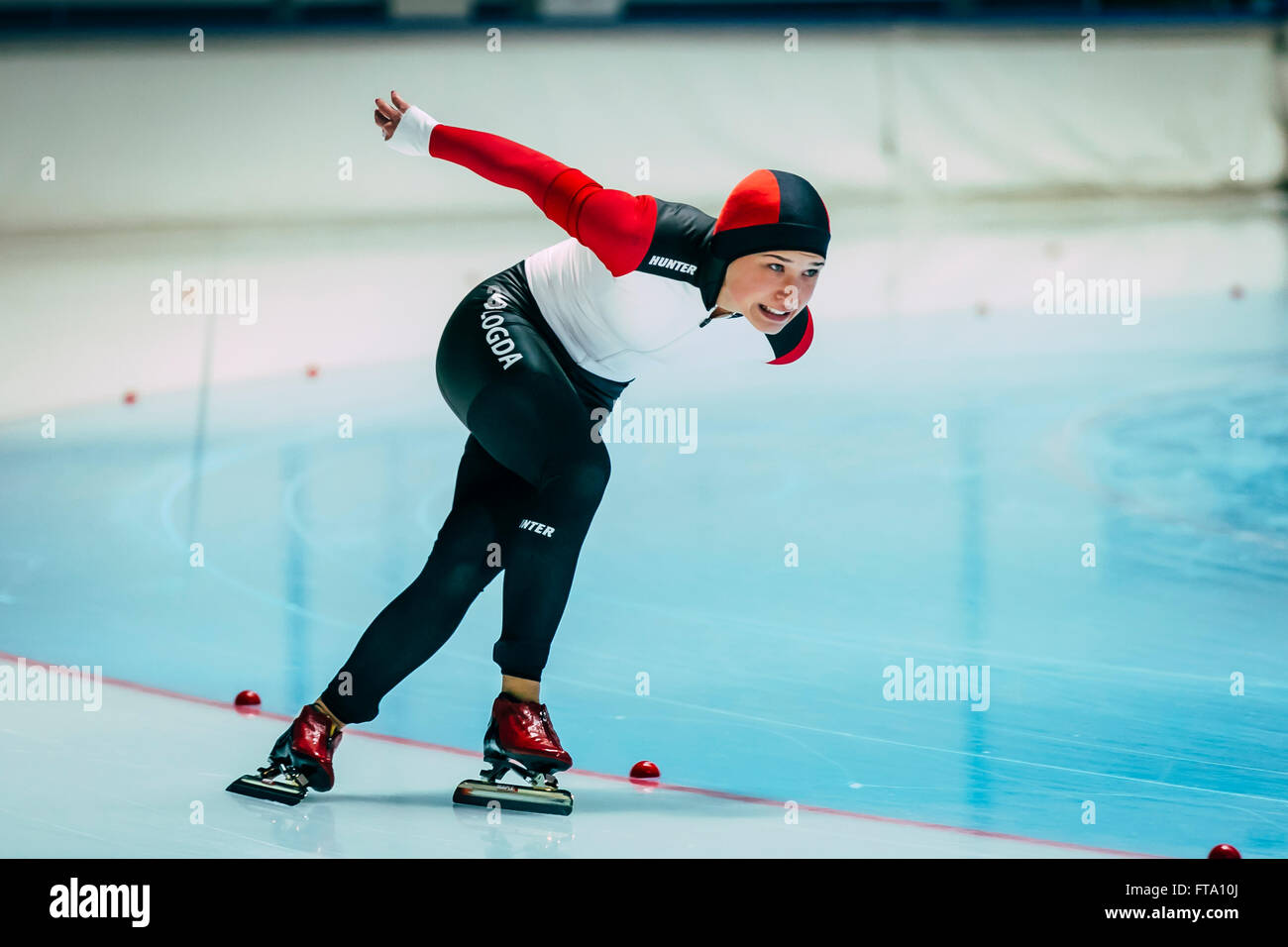 Chelyabinsk, Rusia - Octubre 15, 2015: el joven patinadores de velocidad en una pista de atletismo patinaje durante la taza de Rusia Foto de stock