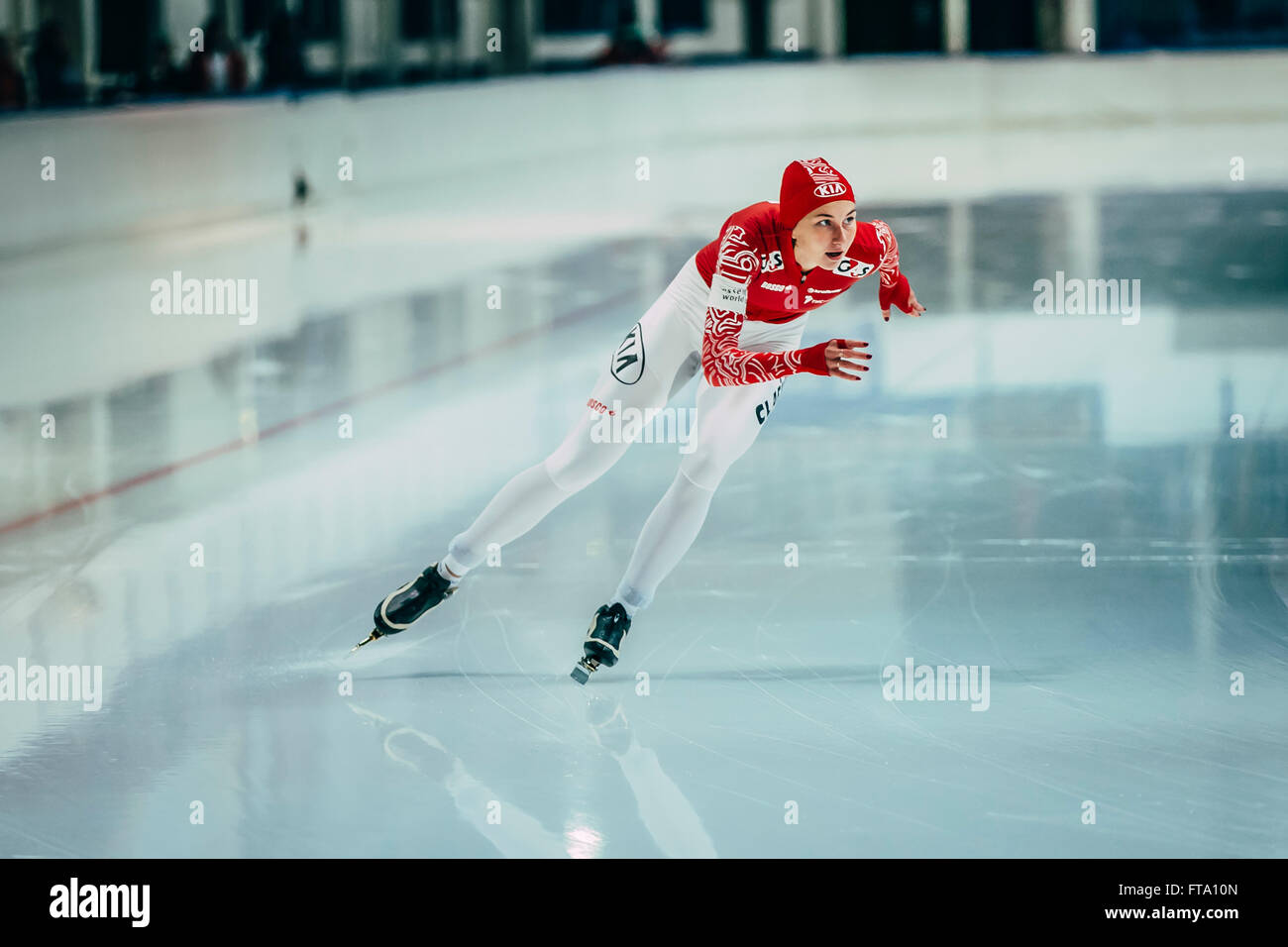 Chelyabinsk, Rusia - Octubre 15, 2015: La niña bonita de patinadores de velocidad sobre una pista de atletismo patinaje durante la taza de Rusia Foto de stock