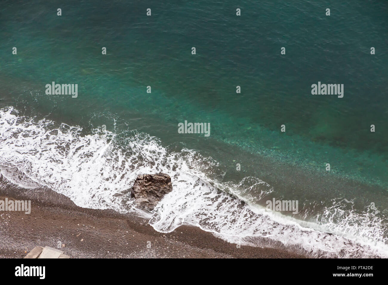 Vista invernal de antena de playa en la costa de Amalfi, Italia Foto de stock