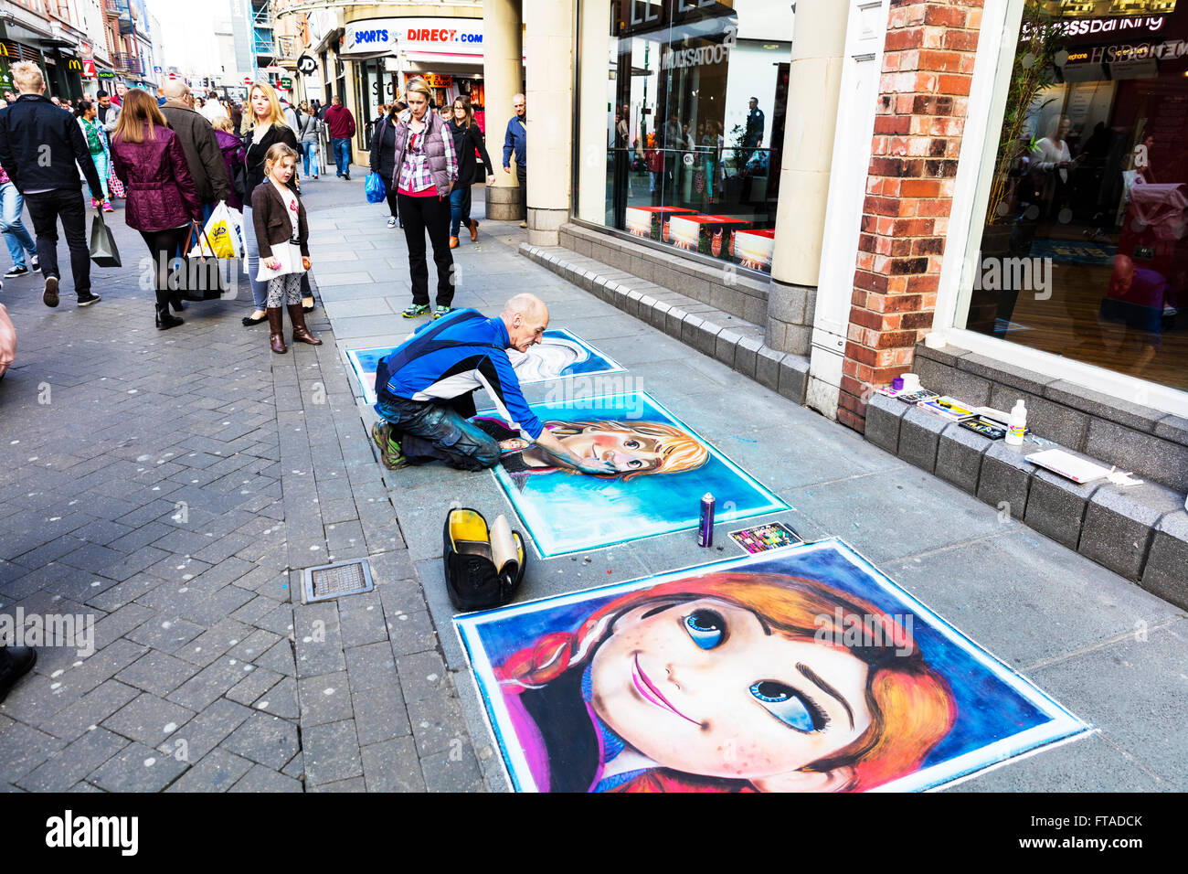 Chalk artista dibujo arte del pavimento se enfrenta en la calle de la ciudad de Nottingham busking uk inglaterra GB Nottinhamshire Foto de stock
