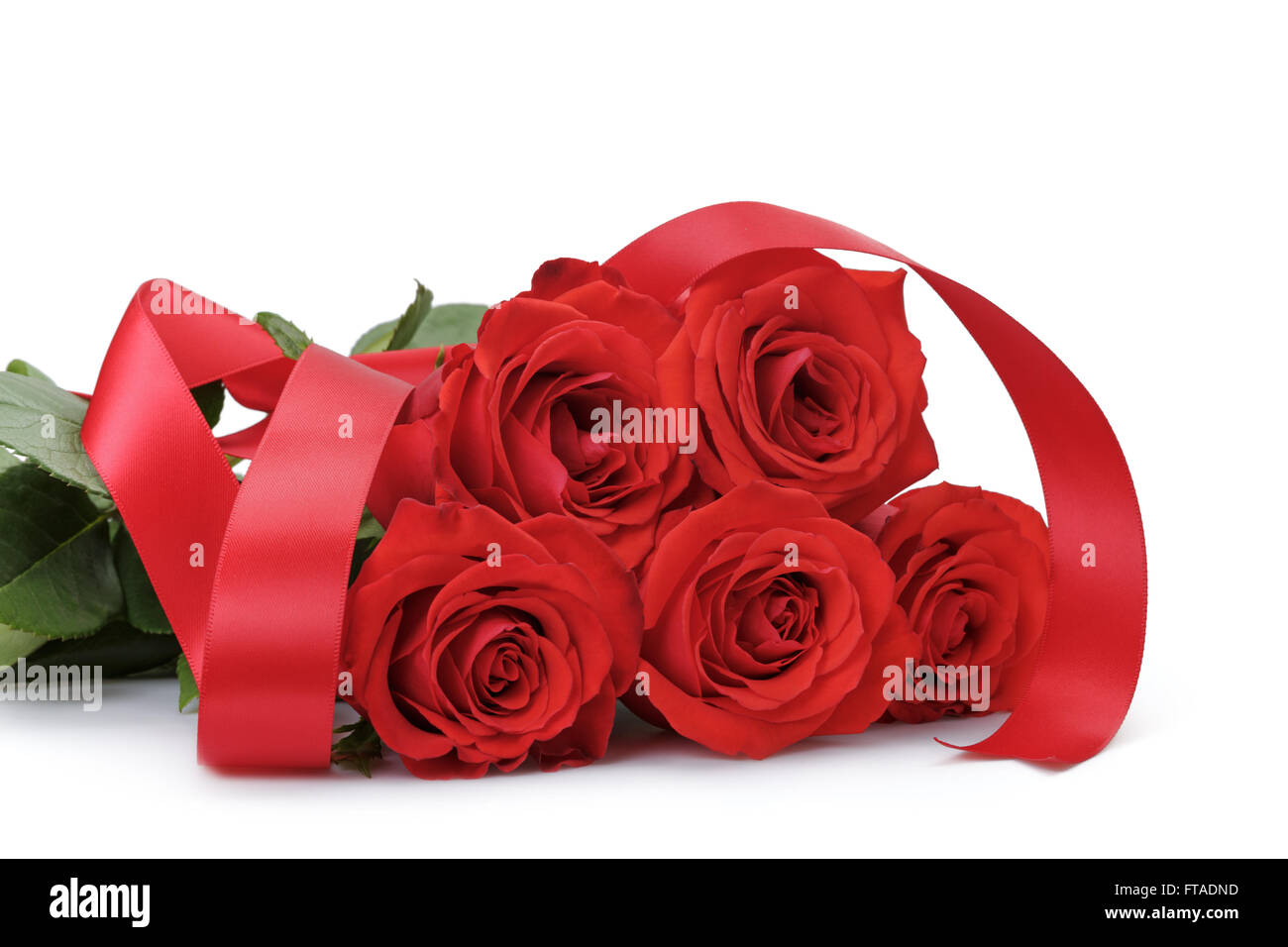 Cinco brillantes rosas rojas aislado en blanco Foto de stock