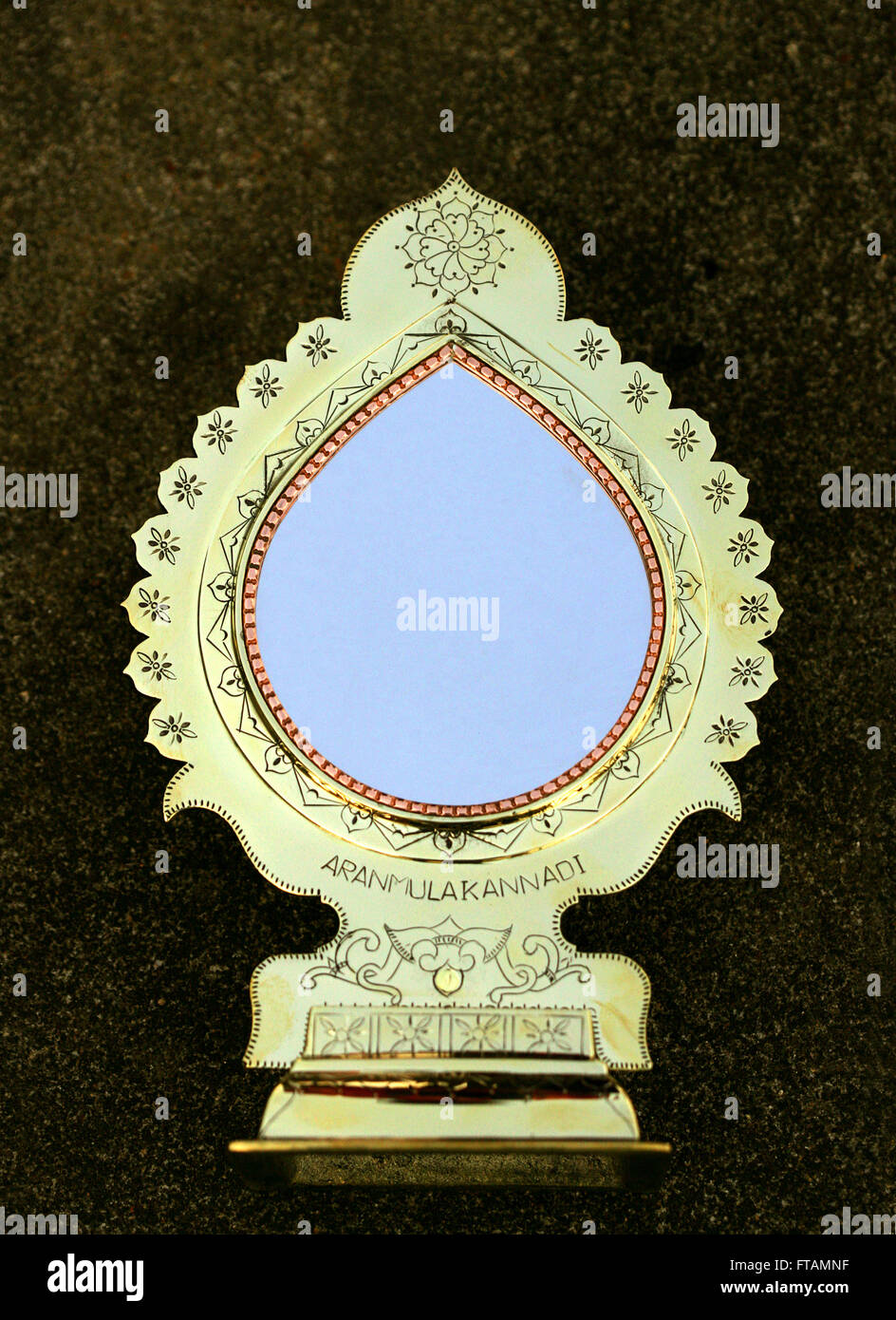 Aranmula kannadi ( Aranmula espejo) es una aleación de metal artesanales,  hechas en espejo Aranmula,India. Indicaciones geográficas en Kerala  Fotografía de stock - Alamy