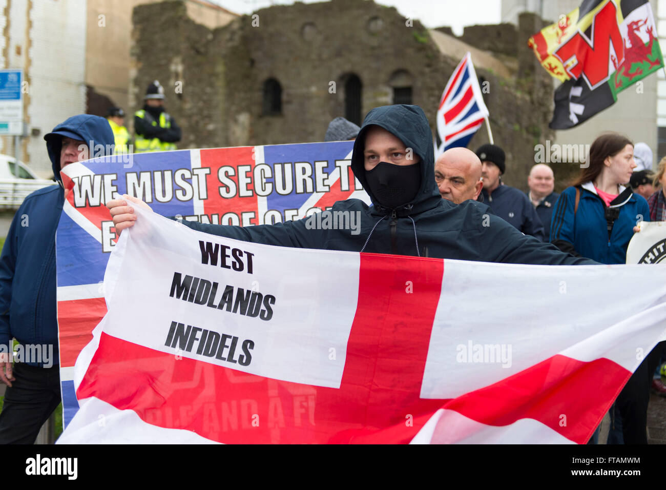 Los diputados del Frente Nacional asistir a White Pride rally en el Castillo Plaza, Swansea, Gales del Sur. Foto de stock