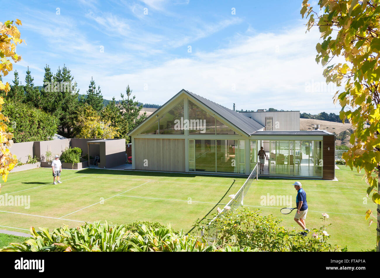 Casa moderna con cancha de tenis de césped, terraza Pentre, Cashmere Hills, la región de Canterbury, Christchurch, Nueva Zelanda Foto de stock