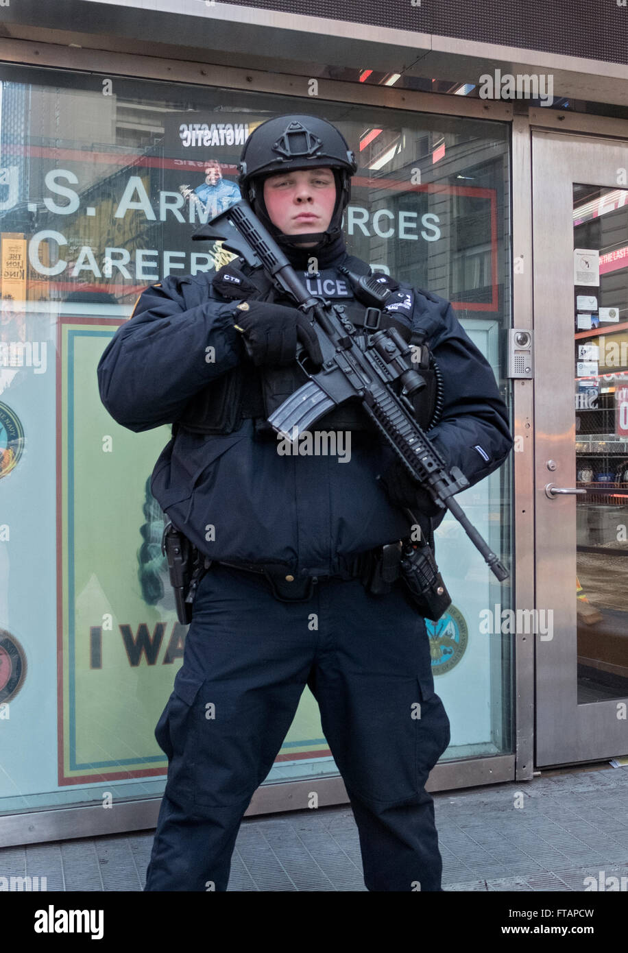 Retrato de un policía de la unidad de contraterrorismo NYPD patrullando en Times Square, Manhattan, Ciudad de Nueva York. Foto de stock