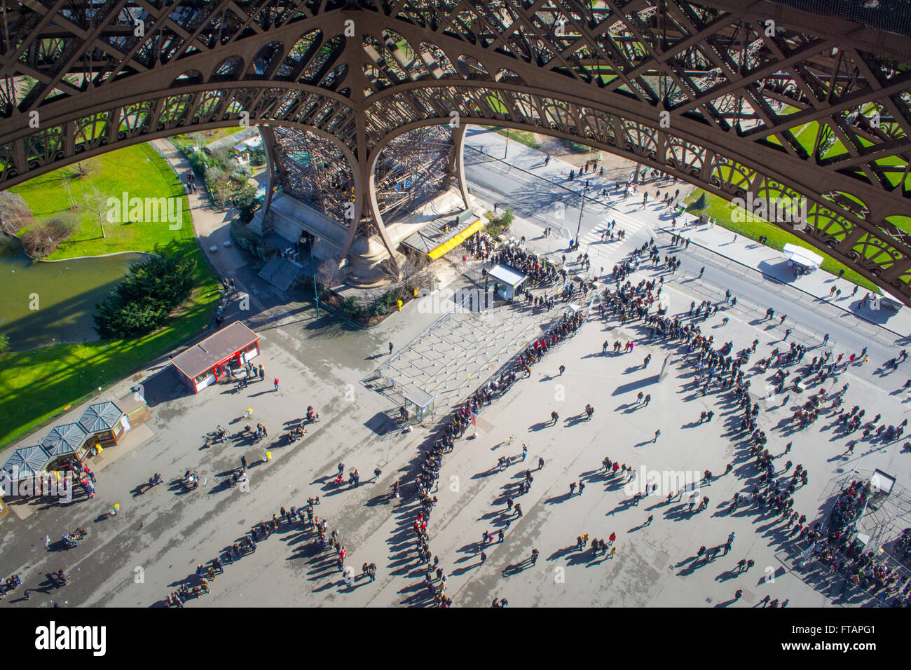 Una colorida vista de pájaro de las largas colas de espera, debajo de la Torre Eiffel en Paris, Francia. Foto de stock