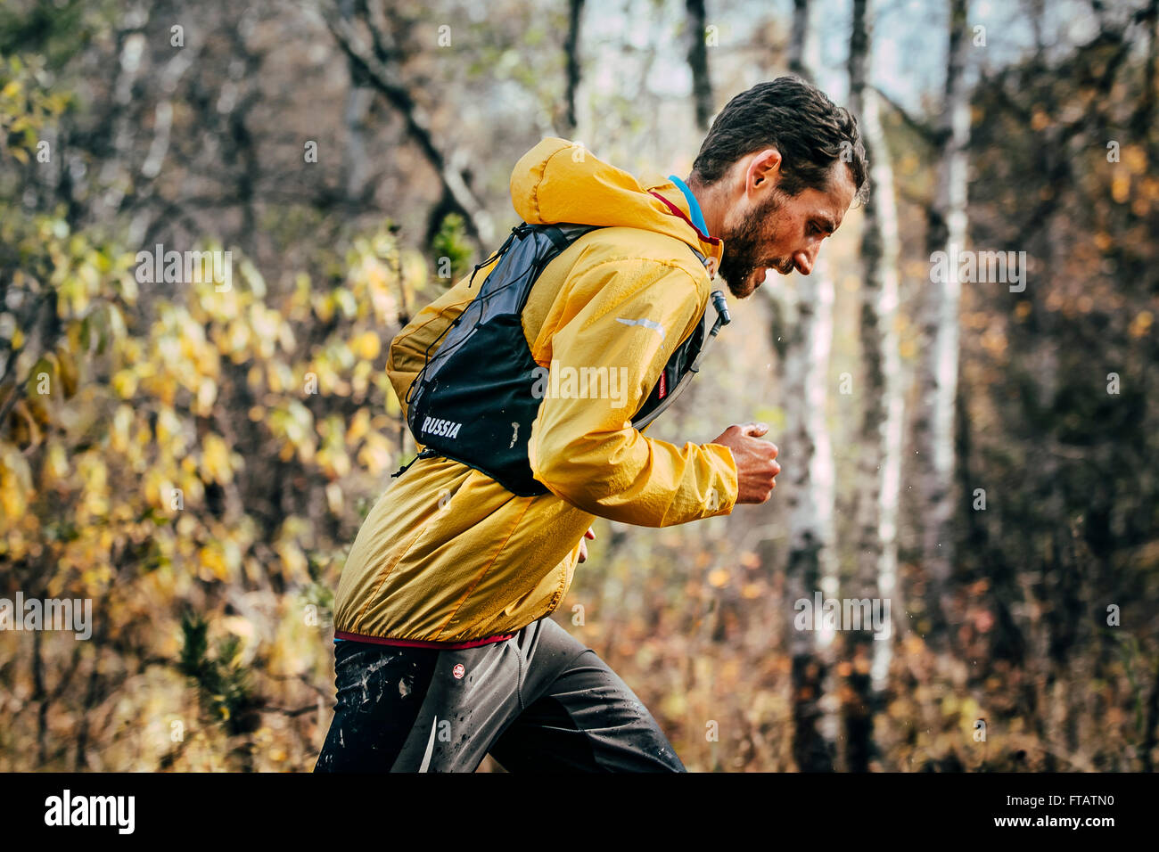 Beloretsk, Rusia - Septiembre 26, 2015: el joven atleta masculino ejecuta en otoño el parque durante el maratón de montaña "Big Iremel' Foto de stock