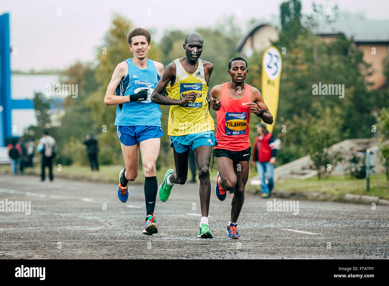 Omsk, Rusia - Septiembre 20, 2015: grupo de corredores con Labán Kipkemoi keniano Moiben líder durante la carrera de maratón siberiano Foto de stock