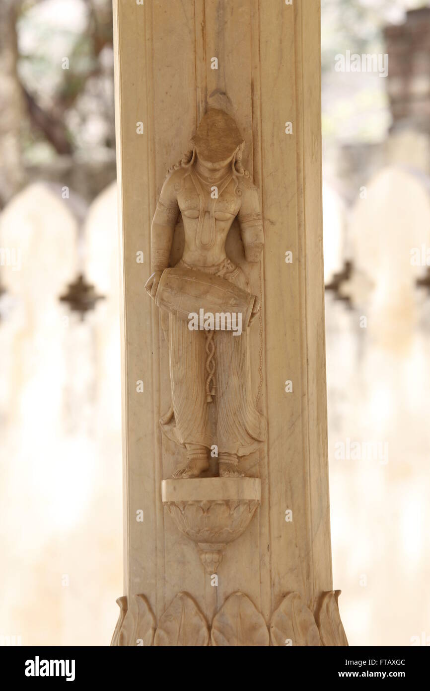 Intrincadas tallas de mármol figura tocar un instrumento Gaitore Ki Chhatriyan, Jaipur, Rajasthan, India. El cenotafio a la Foto de stock
