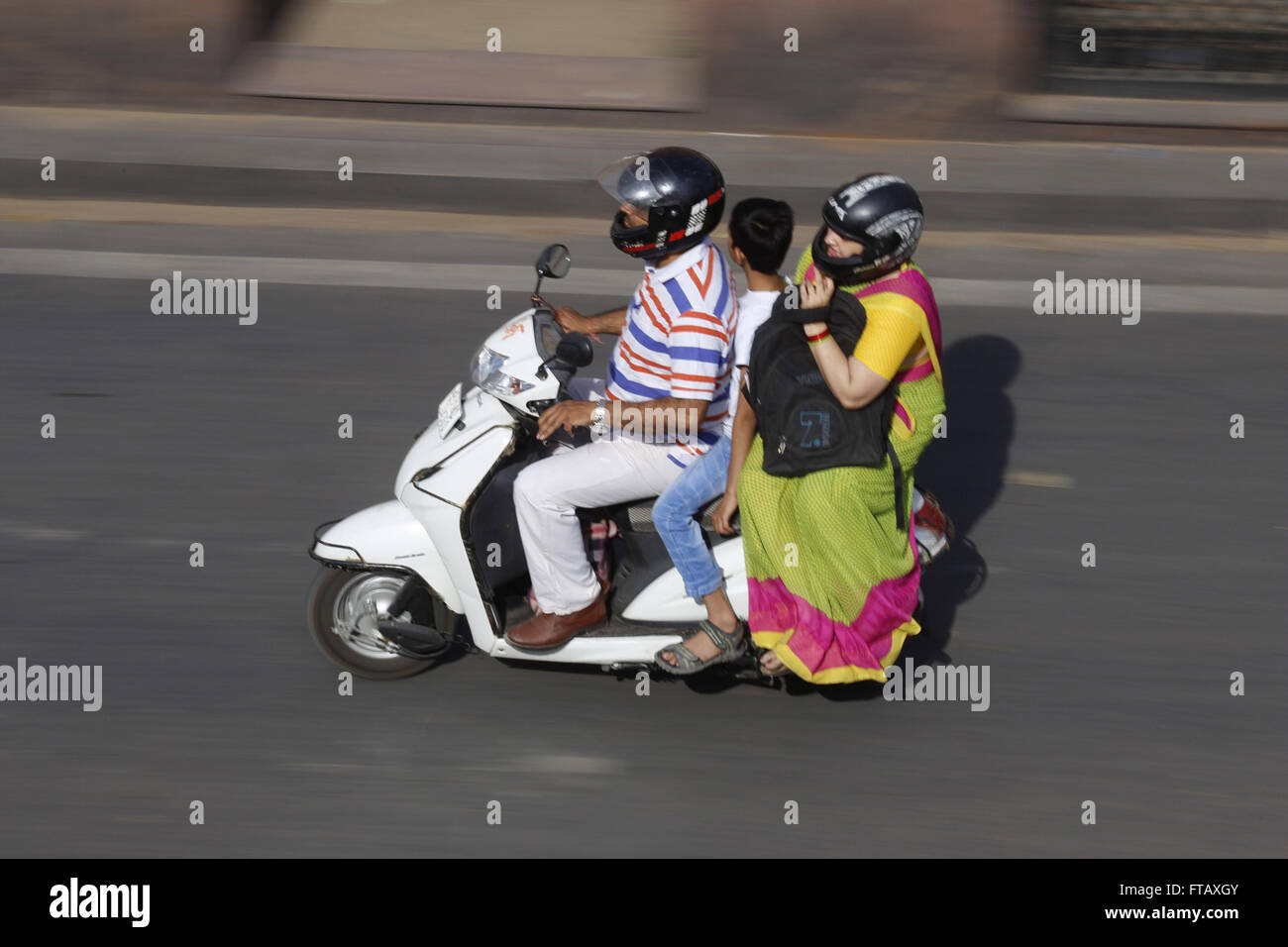 Jaipur, Rajasthan, India. Hombre, mujer y niño en un escúter Foto de stock