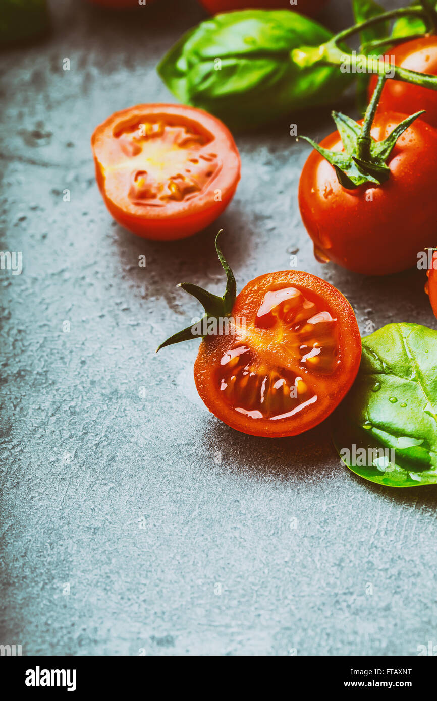 Los tomates. Tomates Cherry. Cóctel de tomate. Uva fresca tomates garrafa con aceite de oliva sobre la mesa. Foto de tonos Foto de stock