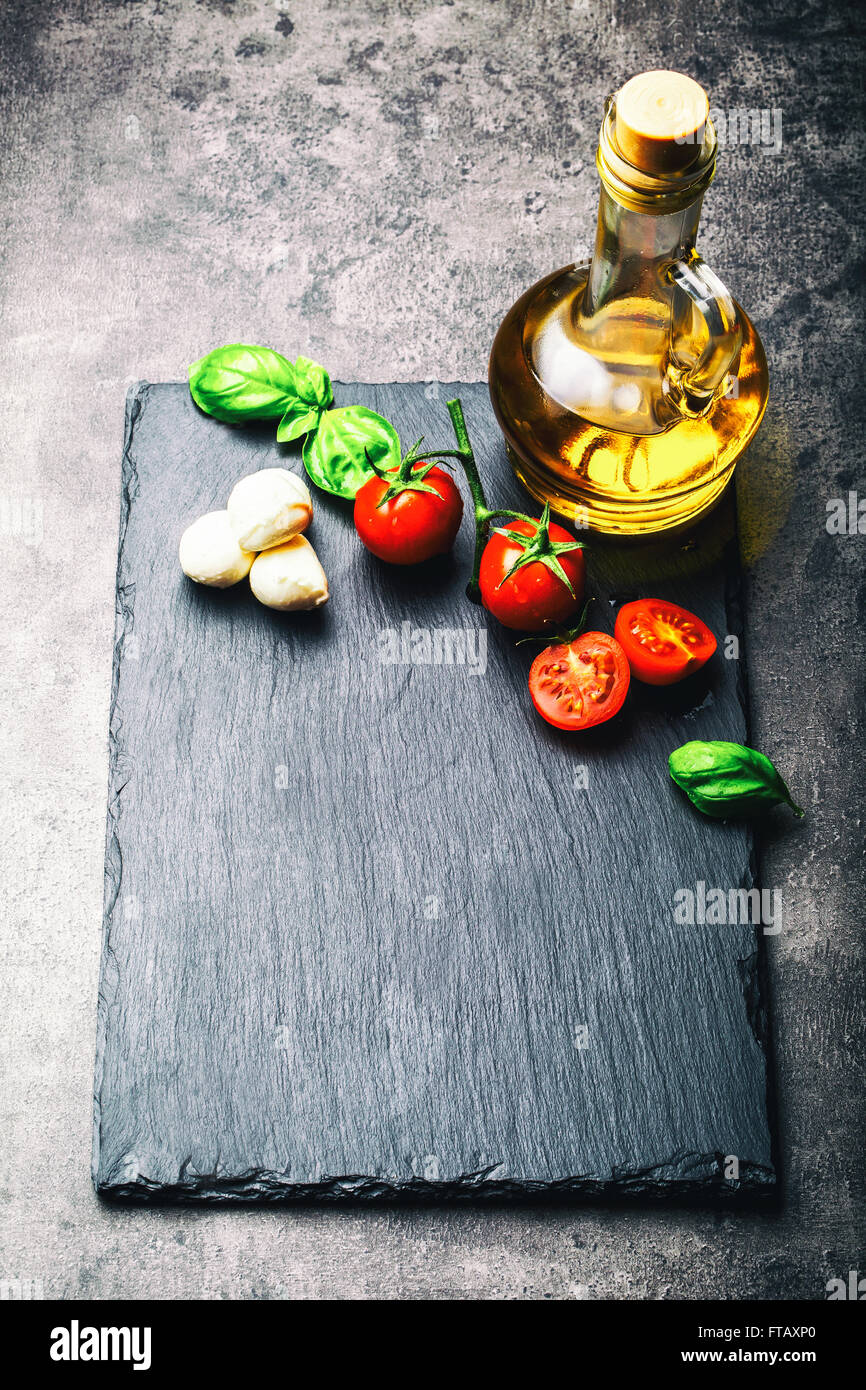 Los tomates. Tomates Cherry. Cóctel de tomate. Uva fresca tomates garrafa con aceite de oliva sobre la mesa. Foto de tonos Foto de stock