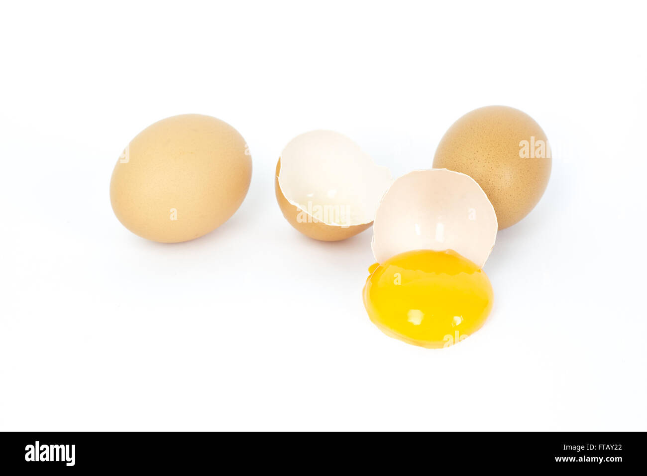 Huevo en grupo sobre fondo blanco roto. Esta imagen acerca de la comida, el desayuno o almuerzo y granjas de contenido. El enfoque selectivo en la yema de huevo. Foto de stock