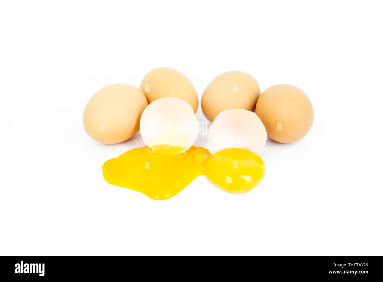 Huevo en grupo sobre fondo blanco roto. Esta imagen acerca de la comida, el desayuno o almuerzo y granjas de contenido. El enfoque selectivo en la yema de huevo. Foto de stock