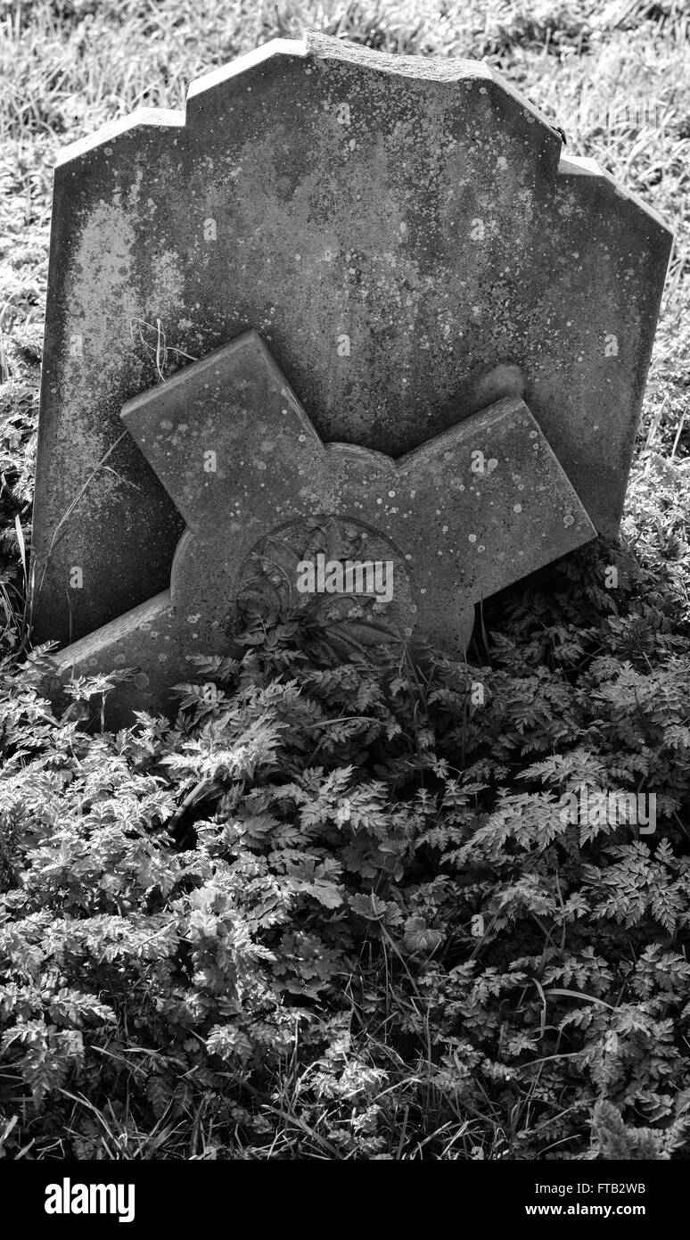 Tumbas y tumbas vistas en un famoso cementerio inglés Fotografía de