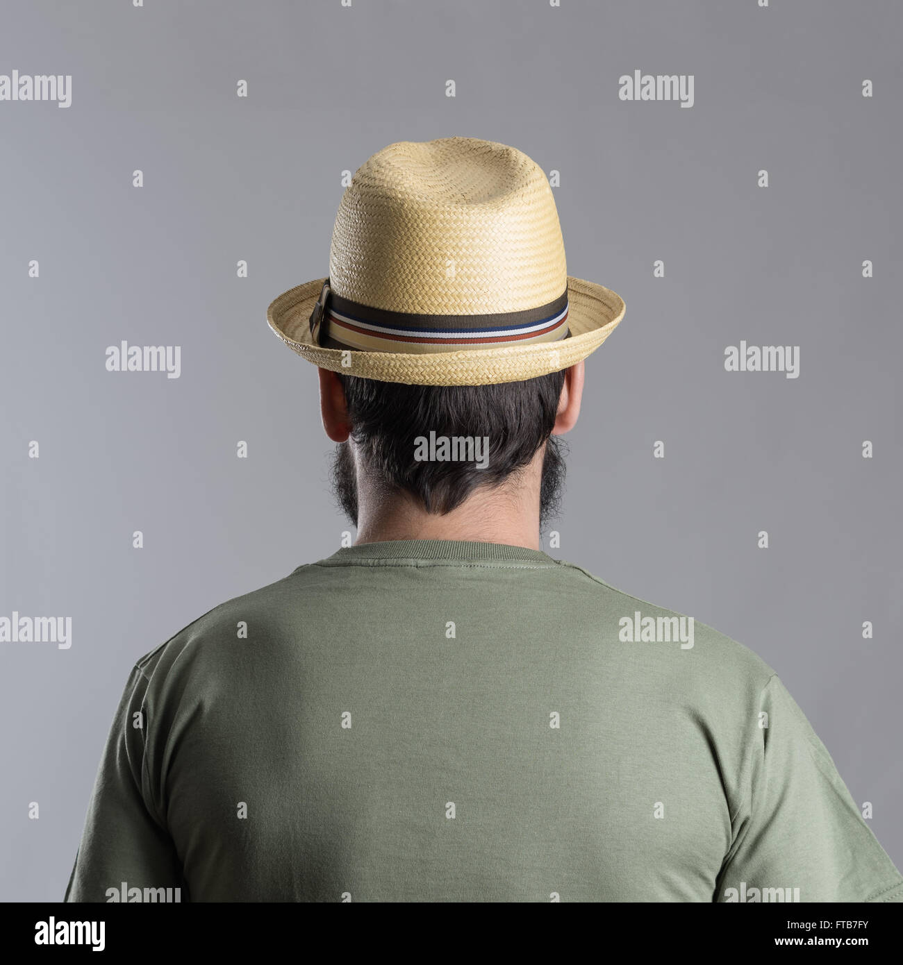 Vista Posterior Del Hombre Barbado Con Sombrero De Paja - 