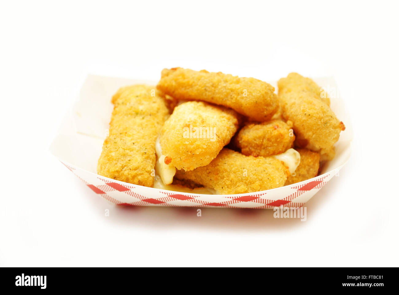 Queso mozzarella sticks en un contenedor de comida rápida Foto de stock