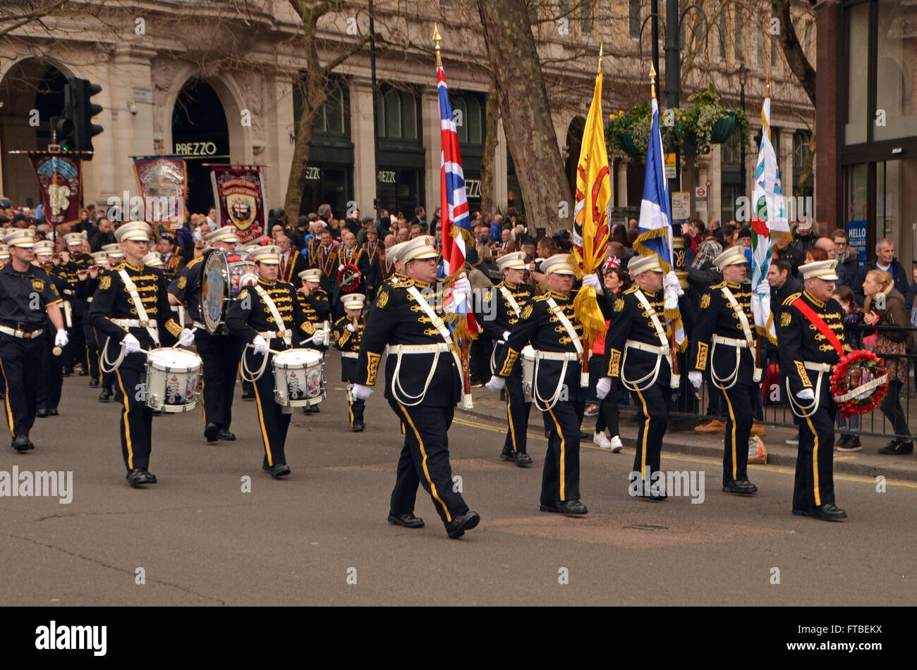 Londres, Reino Unido, 26 de marzo de 2016, el Lord Carson 1916 Easter Irish levantamiento unionista desfile por Whitehall hasta colocar coronas en el cenotafio. El Easter Rising (irlandés: Éirí Amach na Cásca), también conocida como la rebelión de Pascua, fue una insurrección armada en Irlanda durante la semana de Pascua de 1916. El aumento fue lanzada por los republicanos irlandeses para poner fin a la dominación británica en Irlanda y establecer una república irlandesa independiente mientras que el Reino Unido estaba fuertemente comprometidos en la I Guerra Mundial fue el más importante alzamiento en Irlanda desde la rebelión de 1798. Foto de stock