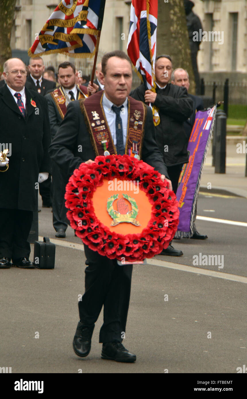 Londres, Reino Unido, 26 de marzo de 2016, el Lord Carson 1916 Easter Irish levantamiento unionista desfile por Whitehall hasta colocar coronas en el cenotafio. El Easter Rising (irlandés: Éirí Amach na Cásca), también conocida como la rebelión de Pascua, fue una insurrección armada en Irlanda durante la semana de Pascua de 1916. El aumento fue lanzada por los republicanos irlandeses para poner fin a la dominación británica en Irlanda y establecer una república irlandesa independiente mientras que el Reino Unido estaba fuertemente comprometidos en la I Guerra Mundial fue el más importante alzamiento en Irlanda desde la rebelión de 1798. Foto de stock