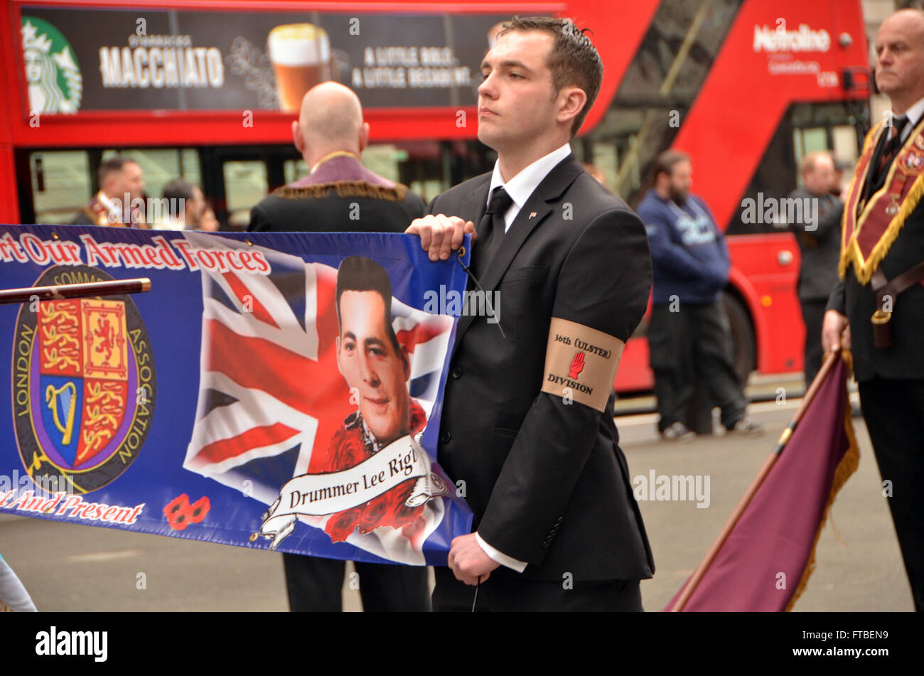 Londres, Reino Unido, 26 de marzo de 2016, el Lord Carson 1916 Easter Irish levantamiento unionista desfile por Whitehall hasta colocar coronas en el cenotafio. El Easter Rising (irlandés: Éirí Amach na Cásca), también conocida como la rebelión de Pascua, fue una insurrección armada en Irlanda durante la semana de Pascua de 1916. El aumento fue lanzada por los republicanos irlandeses para poner fin a la dominación británica en Irlanda y establecer una república irlandesa independiente mientras que el Reino Unido estaba fuertemente comprometidos en la I Guerra Mundial fue el más importante alzamiento en Irlanda desde la rebelión de 1798. Foto de stock