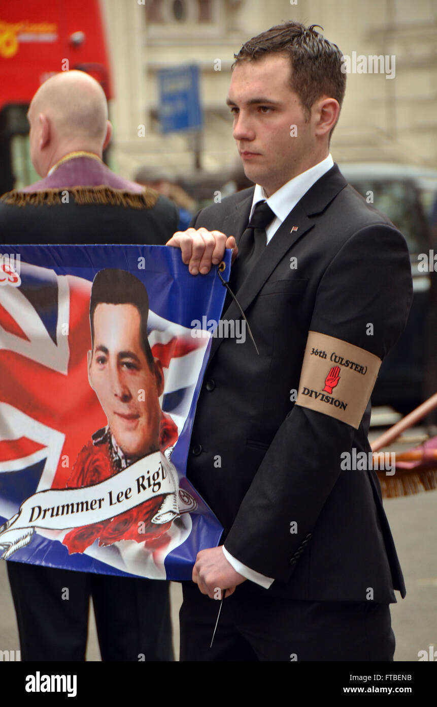 Londres, Reino Unido, 26 de marzo de 2016, el Lord Carson 1916 Easter Irish levantamiento unionista desfile por Whitehall hasta colocar coronas en el cenotafio. El Easter Rising (irlandés: Éirí Amach na Cásca), también conocida como la rebelión de Pascua, fue una insurrección armada en Irlanda durante la semana de Pascua de 1916. El aumento fue lanzada por los republicanos irlandeses para poner fin a la dominación británica en Irlanda y establecer una república irlandesa independiente mientras que el Reino Unido estaba fuertemente comprometidos en la I Guerra Mundial fue el más importante alzamiento en Irlanda desde la rebelión de 1798. Foto de stock