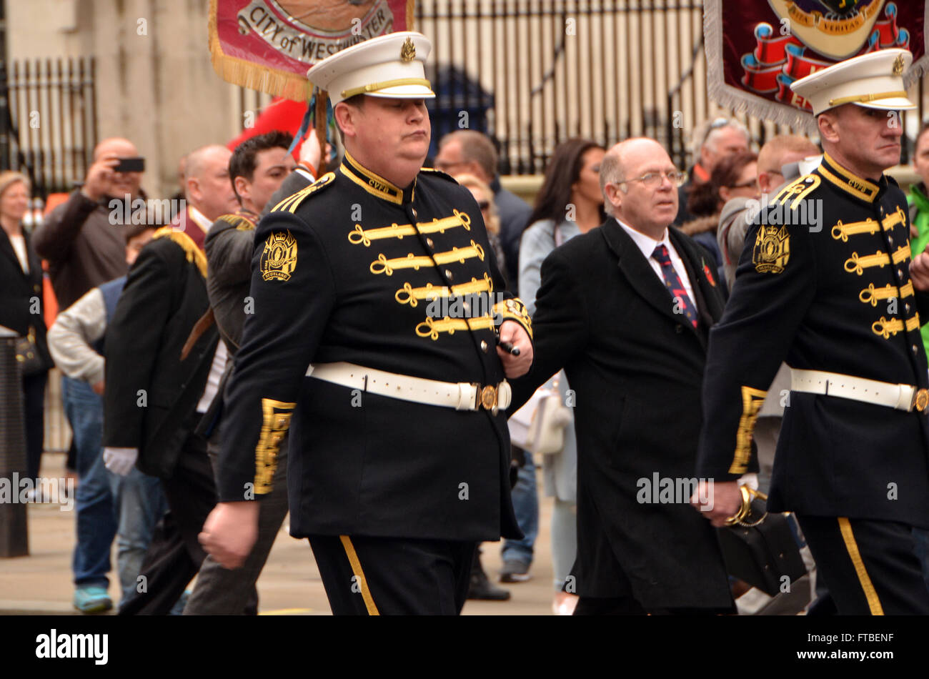 Londres, Reino Unido, 26 de marzo de 2016, el Lord Carson 1916 Easter Irish levantamiento unionista desfile por Whitehall hasta colocar coronas en el cenotafio. El Easter Rising (irlandés: Éirí Amach na Cásca), también conocida como la rebelión de Pascua, fue una insurrección armada en Irlanda durante la semana de Pascua de 1916. El aumento fue lanzada por los republicanos irlandeses para poner fin a la dominación británica en Irlanda y establecer una república irlandesa independiente mientras que el Reino Unido estaba fuertemente comprometidos en la I Guerra Mundial fue el más importante alzamiento en Irlanda desde la rebelión de 1798. Foto de stock