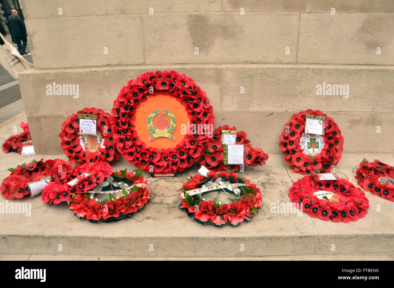 Londres, Reino Unido, 26 de marzo de 2016, el Lord Carson 1916 Easter Irish levantamiento unionista desfile por Whitehall hasta colocar coronas en el cenotafio. El Easter Rising (irlandés: Éirí Amach na Cásca), también conocida como la rebelión de Pascua, fue una insurrección armada en Irlanda durante la semana de Pascua de 1916. El aumento fue lanzada por los republicanos irlandeses para poner fin a la dominación británica en Irlanda y establecer una república irlandesa independiente mientras que el Reino Unido estaba fuertemente comprometidos en la I Guerra Mundial fue el más importante alzamiento en Irlanda desde la rebelión de 1798. Foto de stock