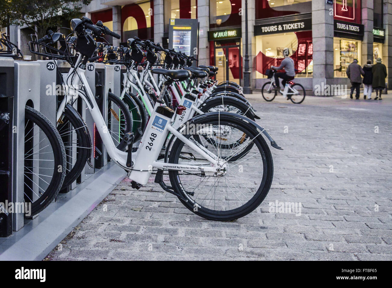 Alquilar bicicletas fotografías e imágenes de alta resolución - Alamy