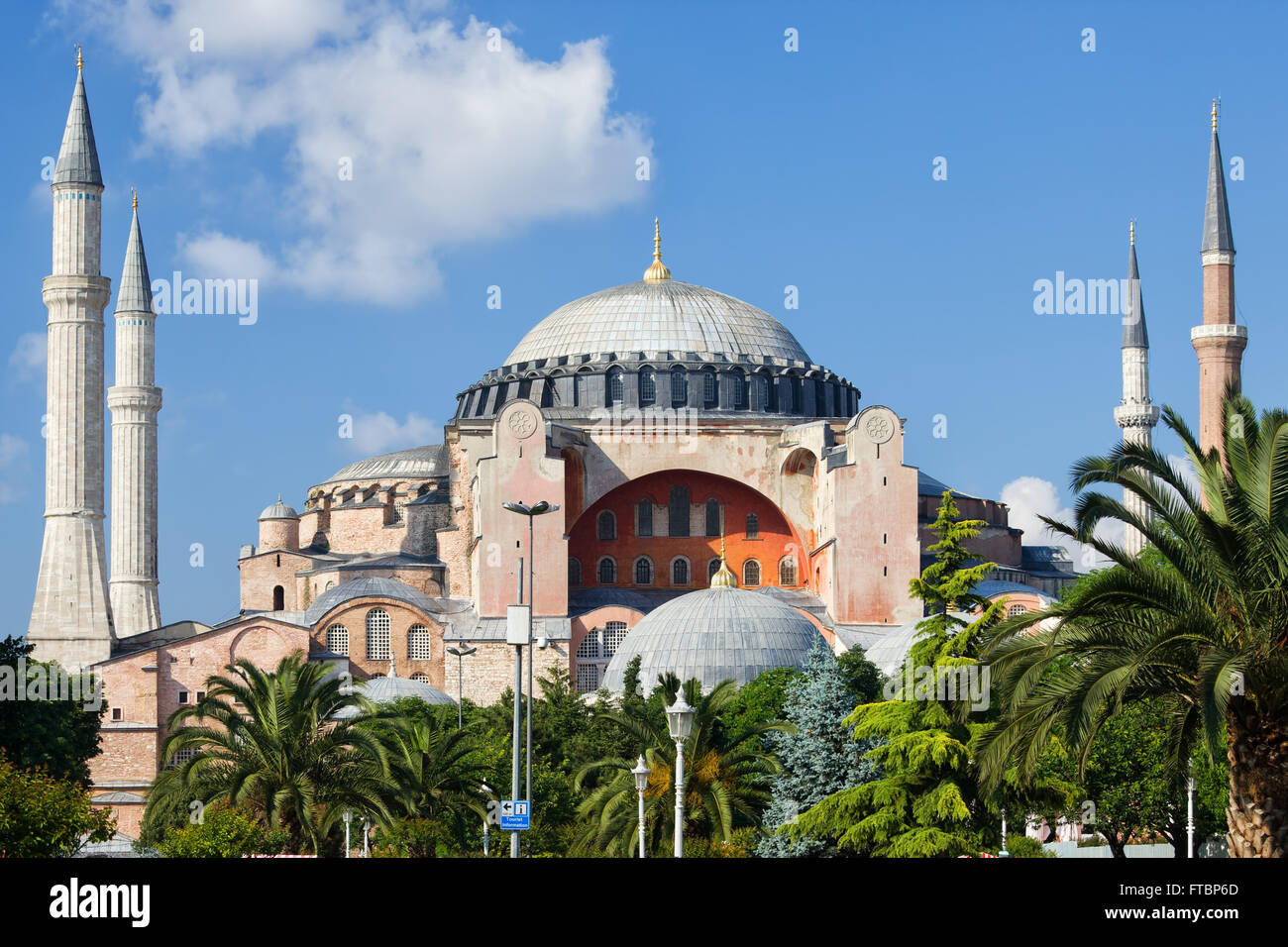 Hagia Sophia en Estambul, Turquía, del siglo VI a. de referencia en la ciudad, la arquitectura bizantina. Foto de stock