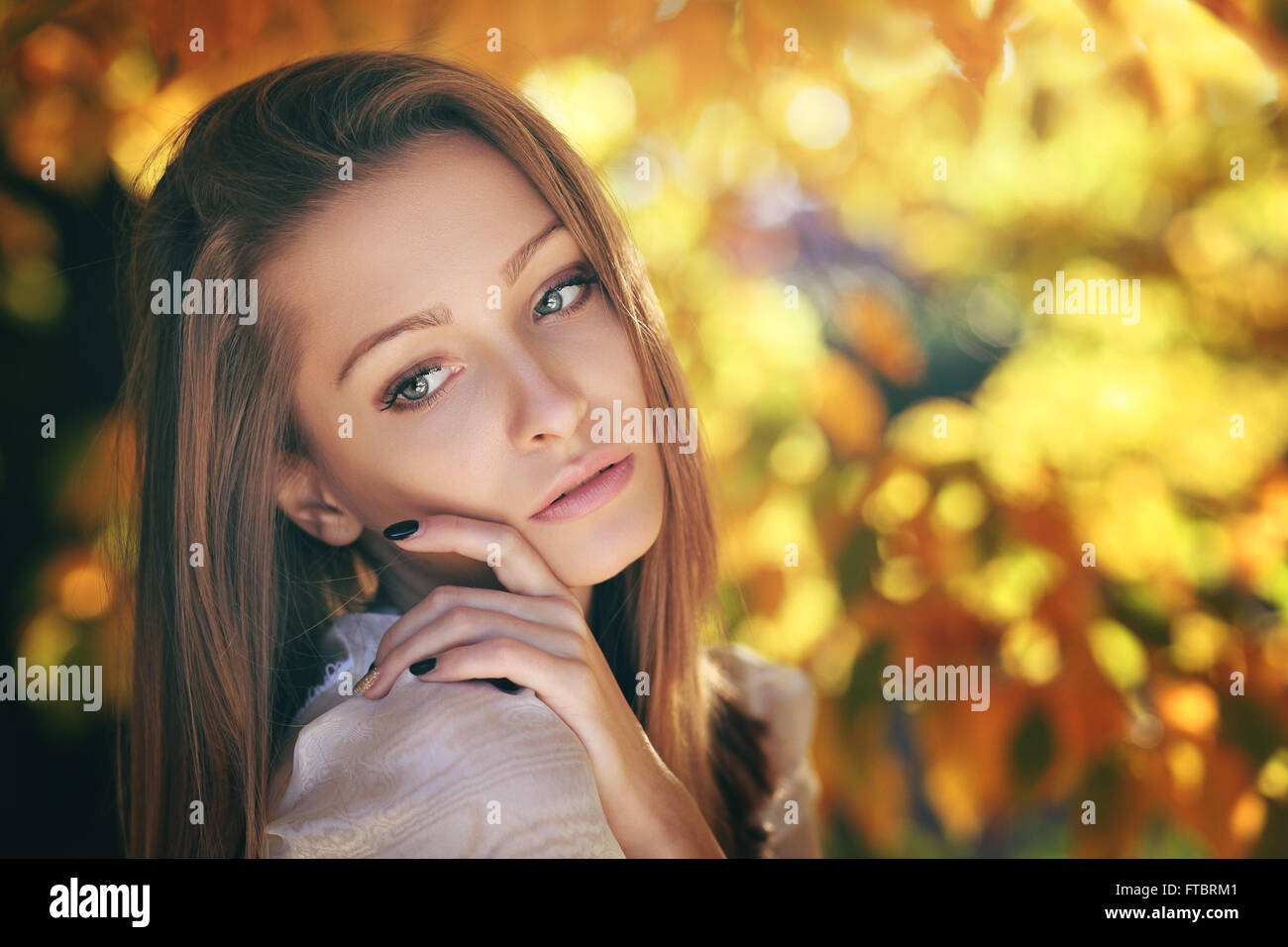 Otoño cálido retrato de una joven mujer . Golden deja atrás Foto de stock