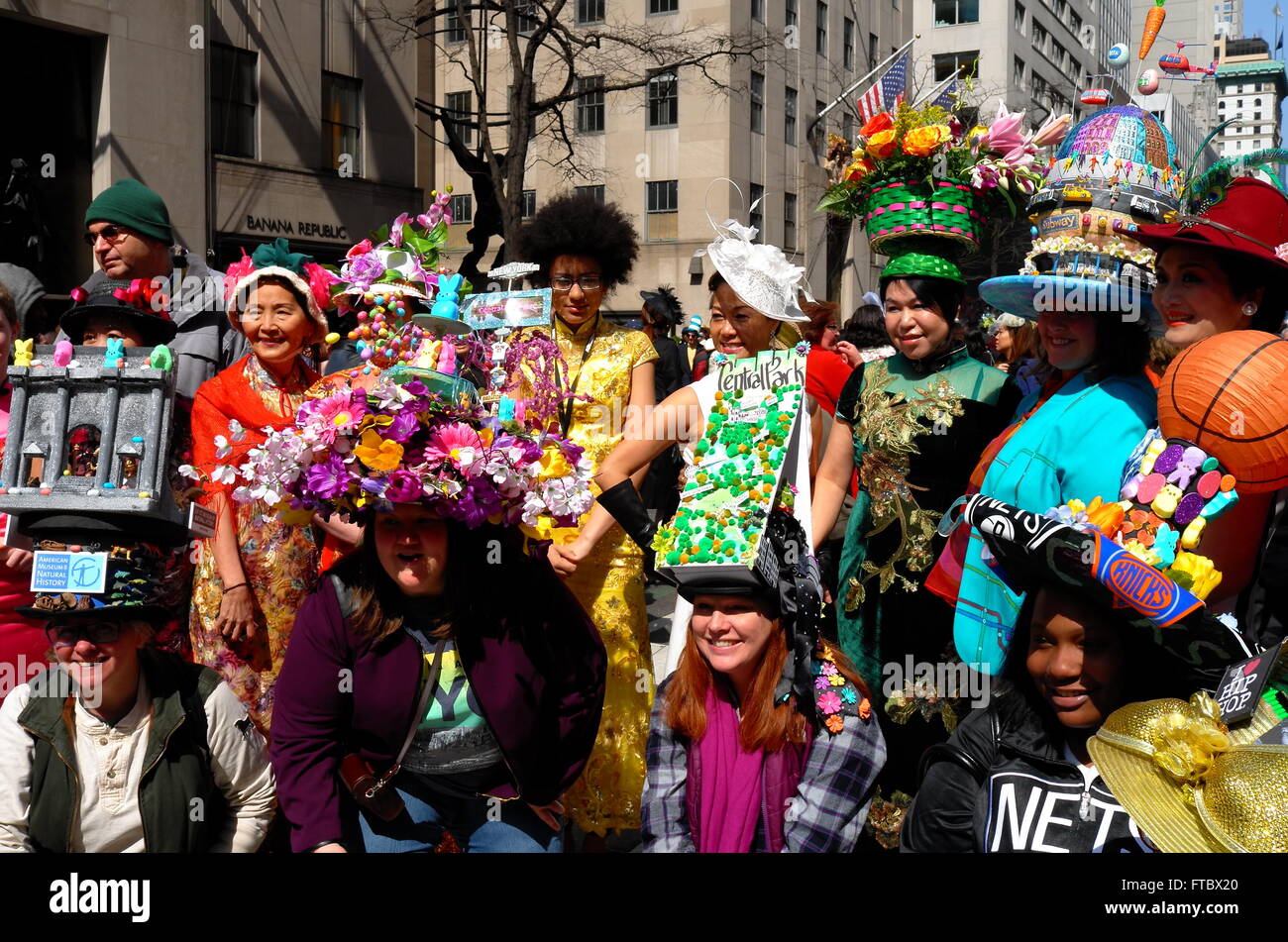 Jóvenes muchachas vestidas con mallas brillantes, plumas y net en el  recinto ferial se cala celebrando el desfile de los gigantes en el carnaval  de Pascua Fotografía de stock - Alamy