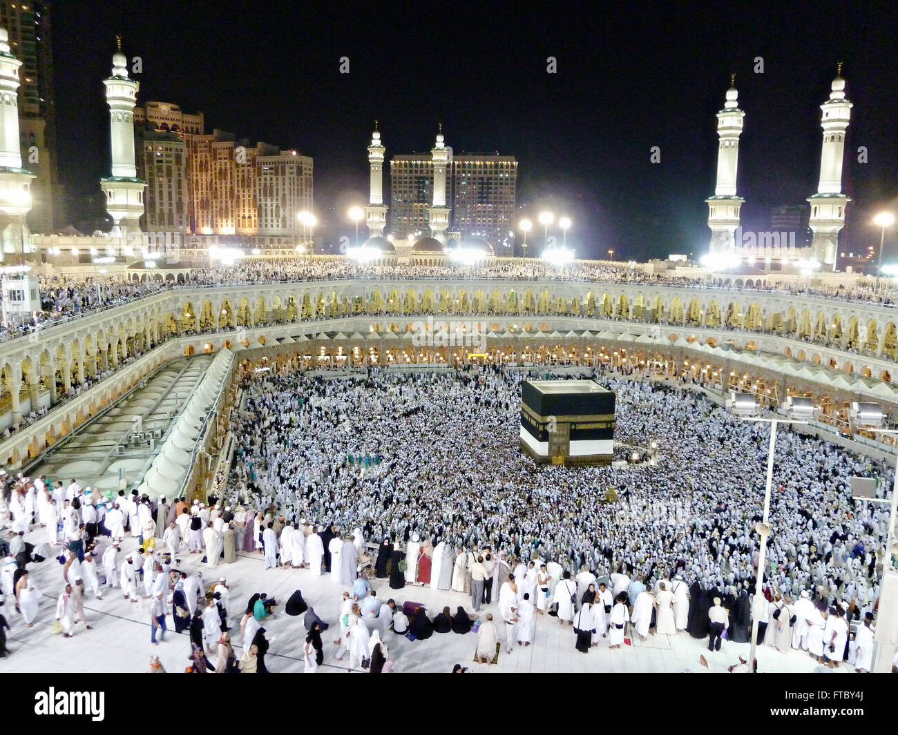 Miles de peregrinos Hajj musulmán vicioso la Sagrada Kaaba en el Al-Masjid al Haram en Meca, Al-Hejaz, Arabia Saudita. La Ka'aba es más sagrado lugar musulmán en el mundo. Foto de stock