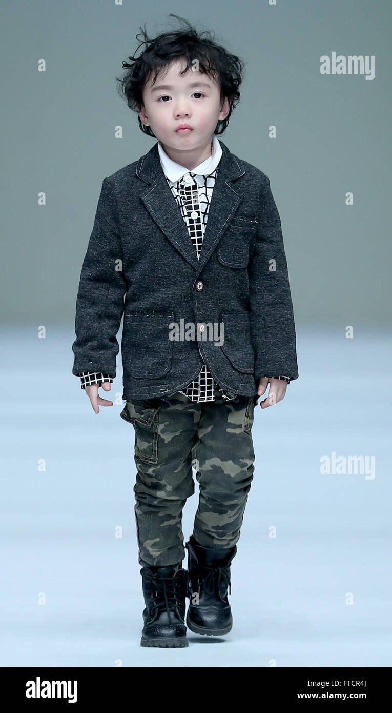 Beijing, China. 27 Mar, 2016. Un niño modelo presenta una creación en la  colección de ropa para niños por el diseñador Yang Shan durante la Semana  de la moda de China en