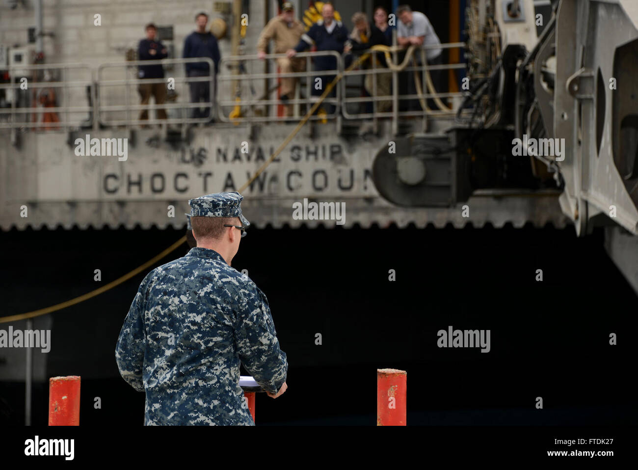 151230-N-IL474-291 SOUDA BAY, Grecia (Dec. 30, 2015) - Port oficial de operaciones, el teniente Daniel M. Woods, se prepara para dar un servicio civil inbrief marineros a bordo del barco militar expedicionaria de comando de transporte rápido, buque USNS Choctaw County (T-EPF 2), tras su llegada en Souda Bay visita portuaria, previsto para el 30 de diciembre, 2015 . Choctaw County es el segundo de los 10 buques diseñados para una rápida intra-teatro el transporte de tropas y equipo militar. (Ee.Uu. Navy photo by Heather Judkins/liberado) Foto de stock