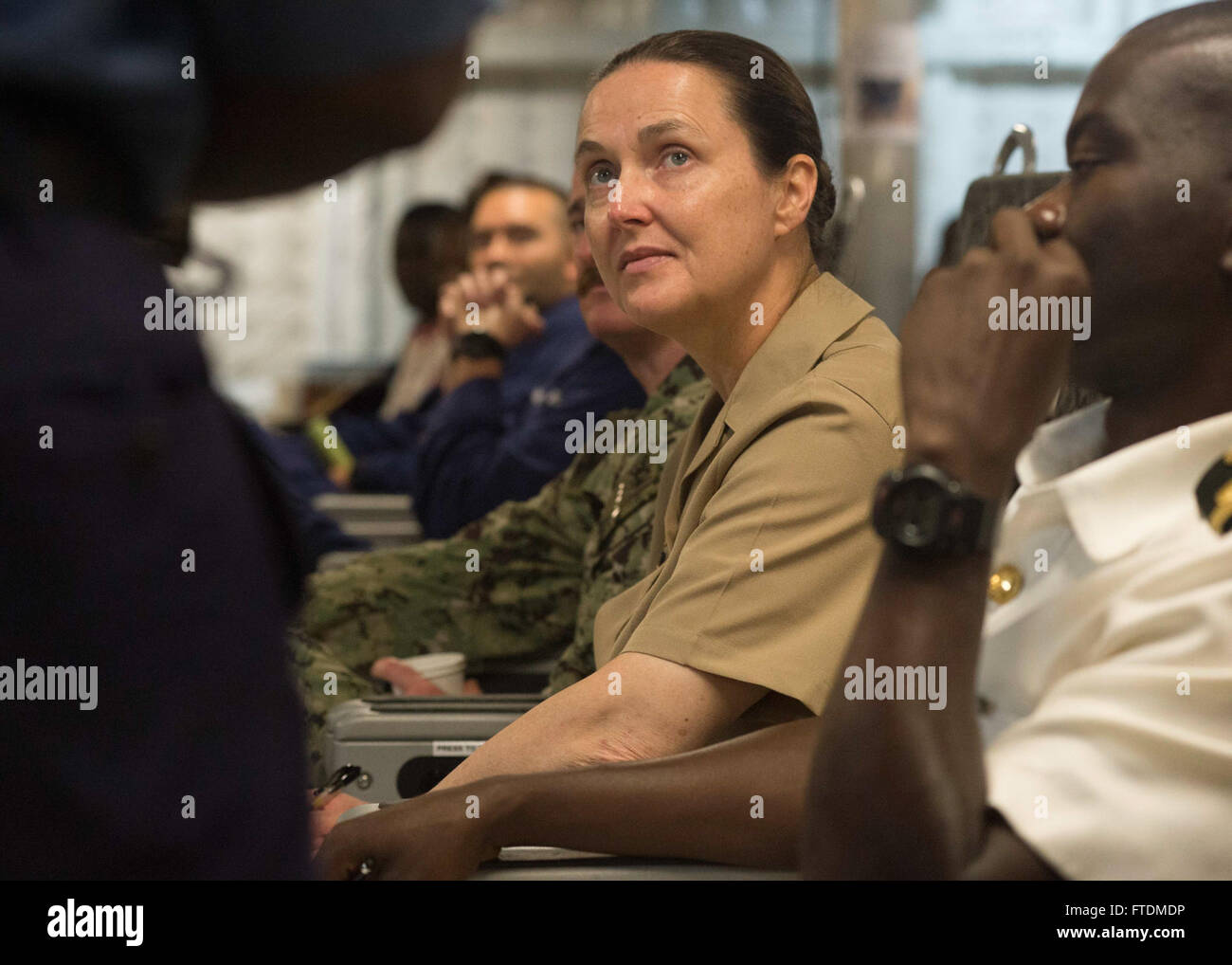 160215-N-QF605-020 Sekondi, Ghana (Feb. 15, 2016) Capitán Heidi Agle, Commodore, comando de Transporte Marítimo Militar de Europa y África, escucha a un orador durante un ejercicio debrief a bordo del USNS Spearhead (T-EPF 1) Febrero 15, 2016. El comando de Transporte Marítimo Militar de transporte rápido expedicionaria buque USNS Spearhead es una implementación programada para la 6ª Flota de EE.UU. zona de operaciones para apoyar la colaboración internacional programa de fomento de la capacidad de Africa Partnership Station. (Ee.Uu. Navy photo by Mass Communication Specialist 1st Class Amanda Dunford/liberado) Foto de stock