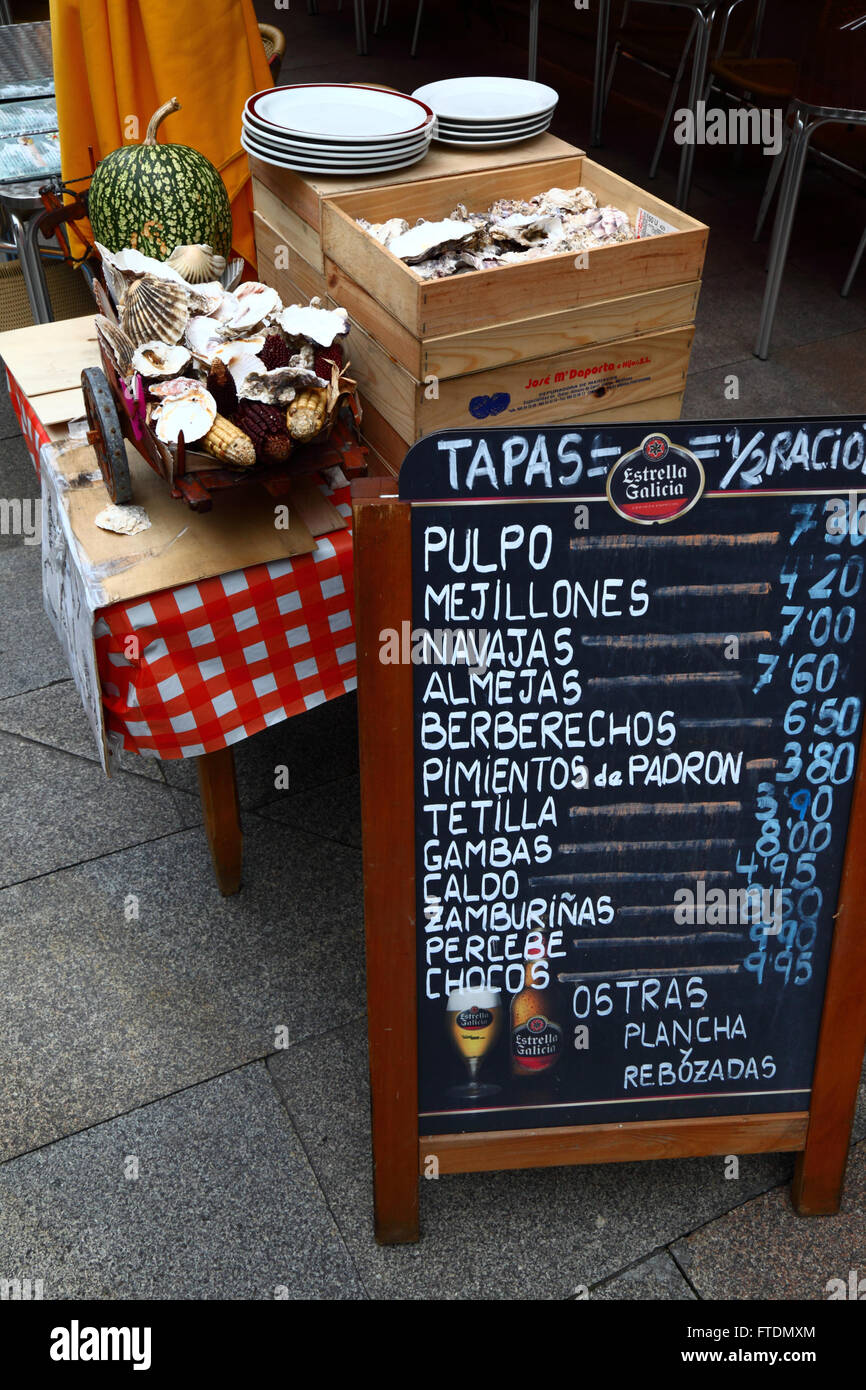 Menú en español con precios en Euros fuera de restaurante / cafetería típico de mariscos, Vigo, Galicia, España Foto de stock