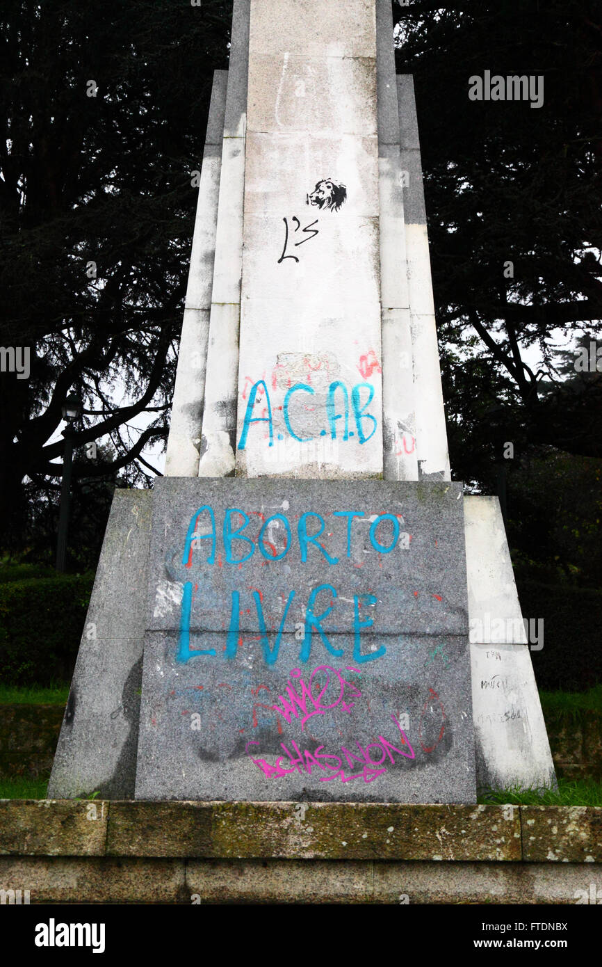 Aborto livre / libre aborto protesta graffiti en base a Cruz de los Caidos monumento a aquellos que murieron en la Guerra Civil Española, Vigo, Galicia, España Foto de stock